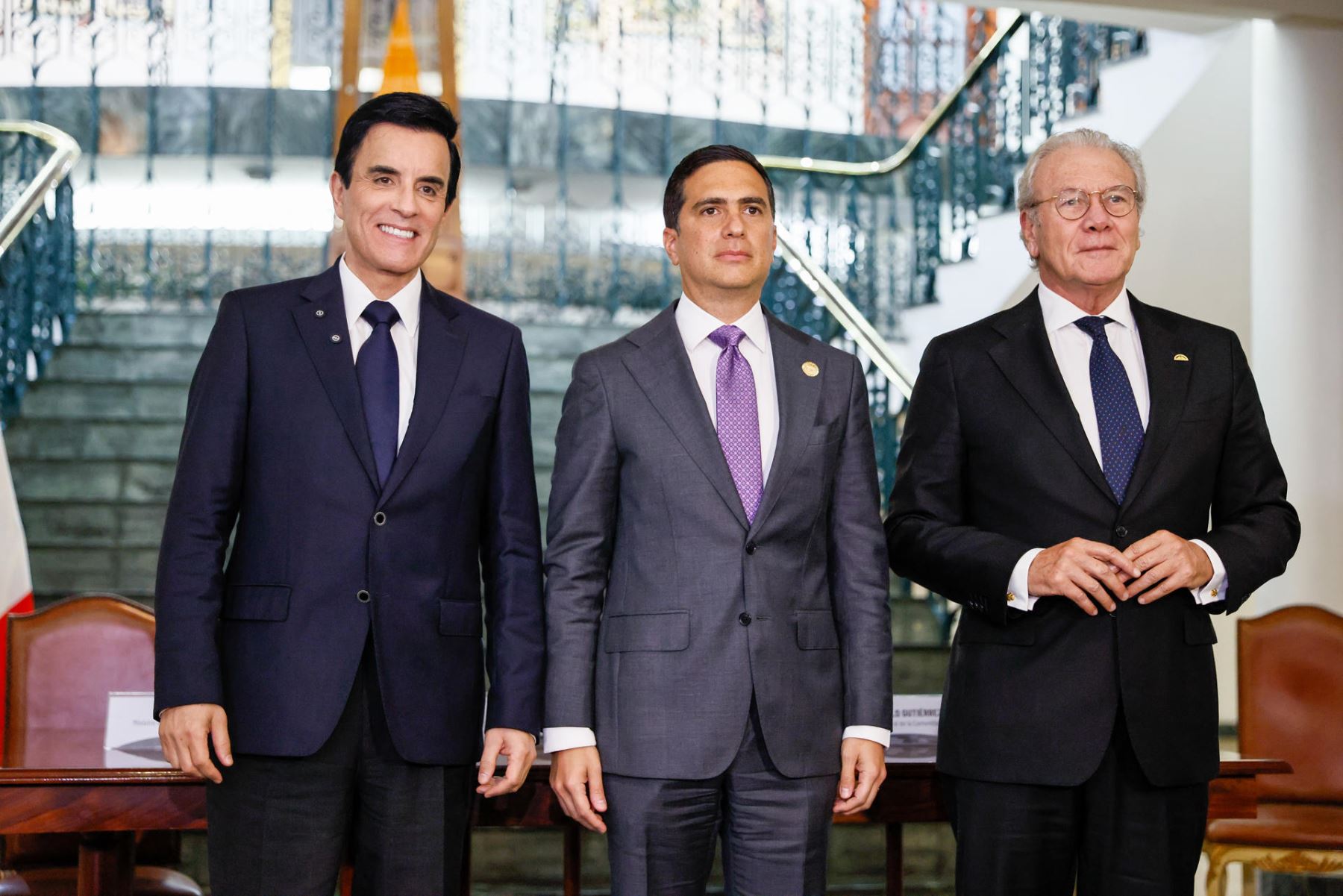 El canciller de Ecuador Roberto Kury (c) posa junto a su homólogo de Perú Carlos Espá (i) y el secretario de la Comunidad Andina de Naciones (CAN) Gonzalo Gutiérrez este miércoles, luego de que Ecuador entregará a Perú la presidencia pro tempore de la CAN para el periodo 2026-2027, en la sede de la cancillería de Ecuador en Quito (Ecuador).  Foto: EFE