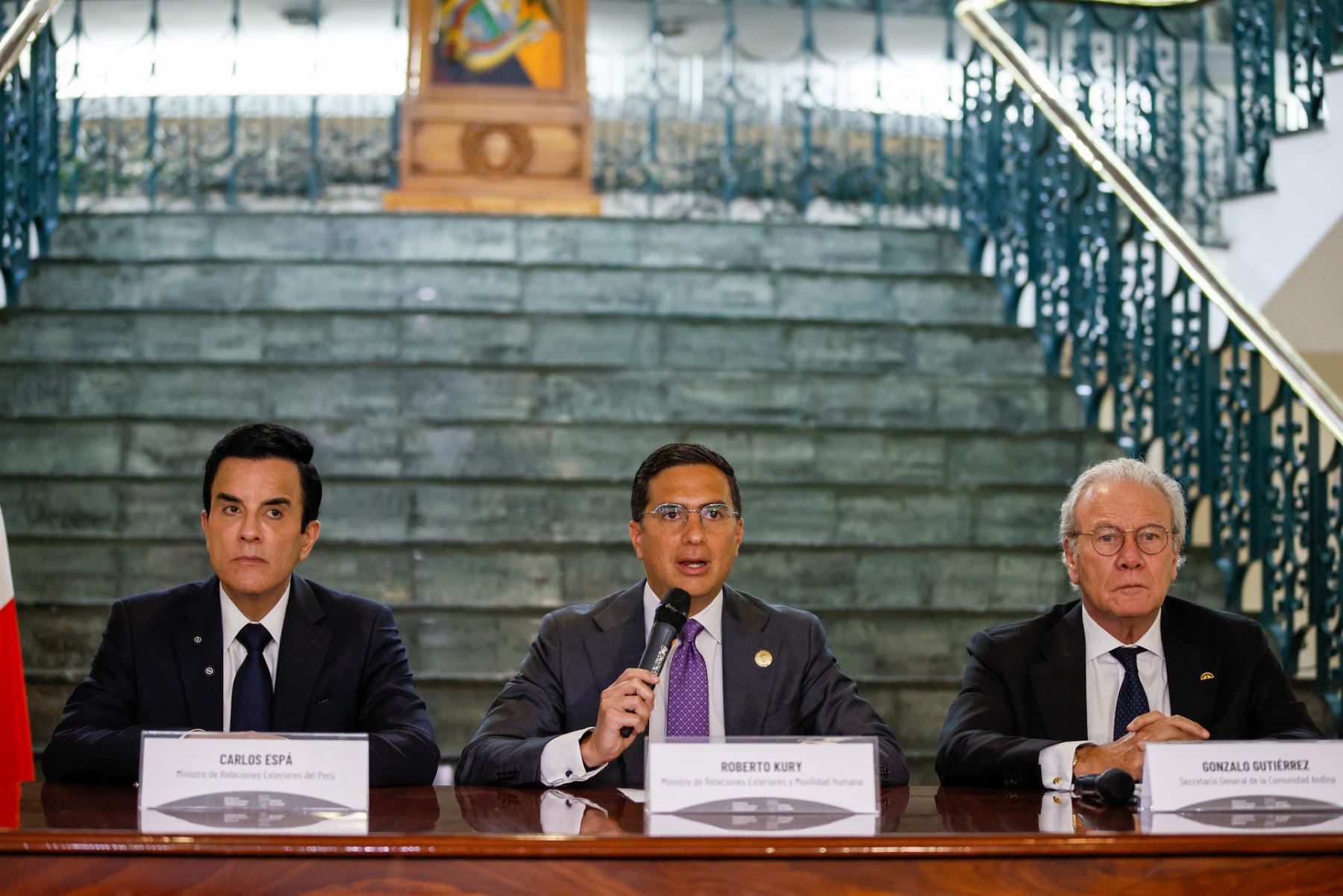 El canciller de Perú Carlos Espá habla en una rueda de prensa este miércoles, luego de que Perú recibiera de Ecuador la presidencia pro tempore de la Comunidad Andina de Naciones (CAN) para el periodo 2026-2027, en la sede de la cancillería de Ecuador en Quito (Ecuador). Foto: EFE