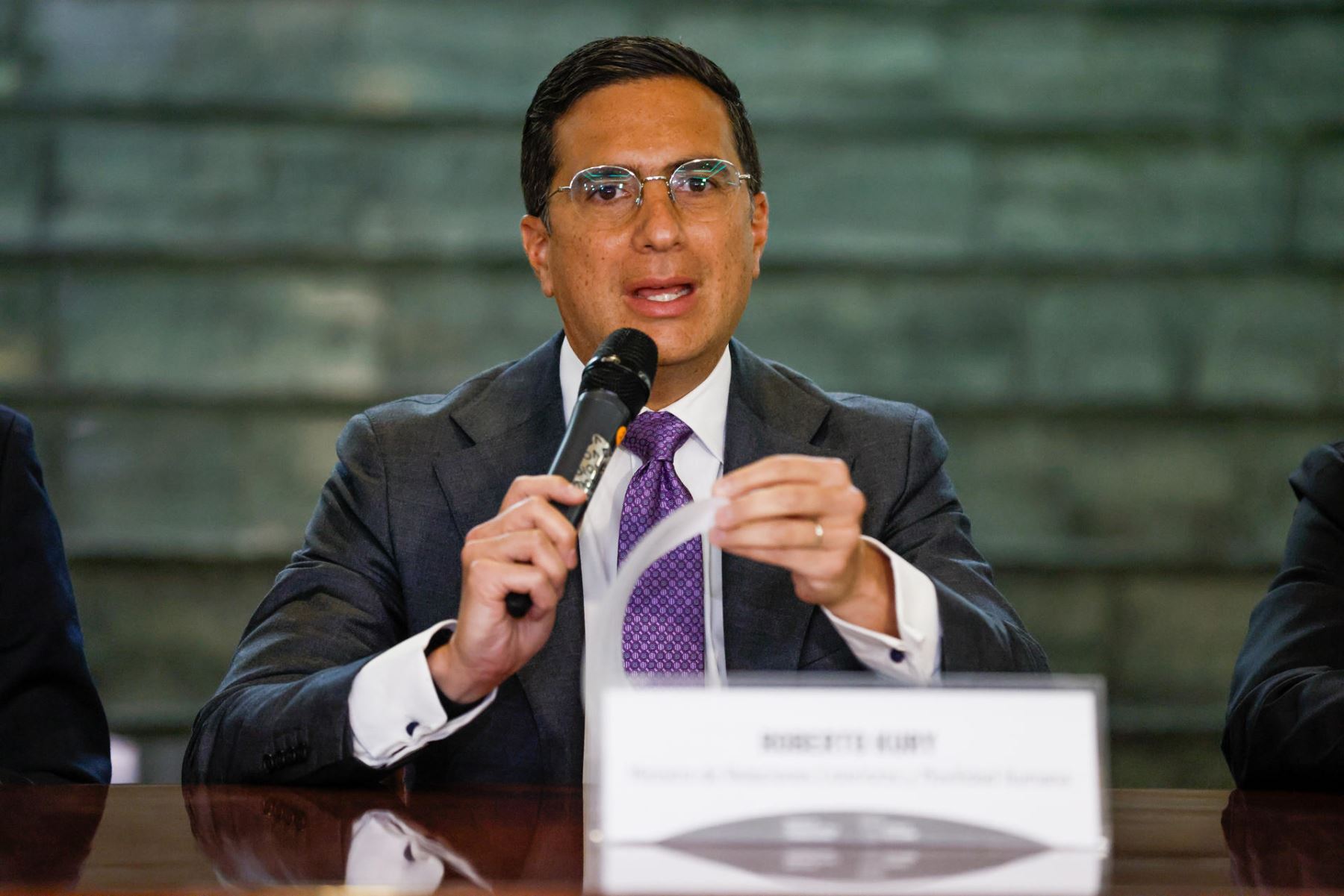 El canciller de Ecuador Roberto Kury habla en una rueda de prensa este miércoles, luego de que Ecuador entregará a Perú la presidencia pro tempore de la CAN para el periodo 2026-2027, en la sede de la cancillería de Ecuador en Quito (Ecuador).  Foto: EFE