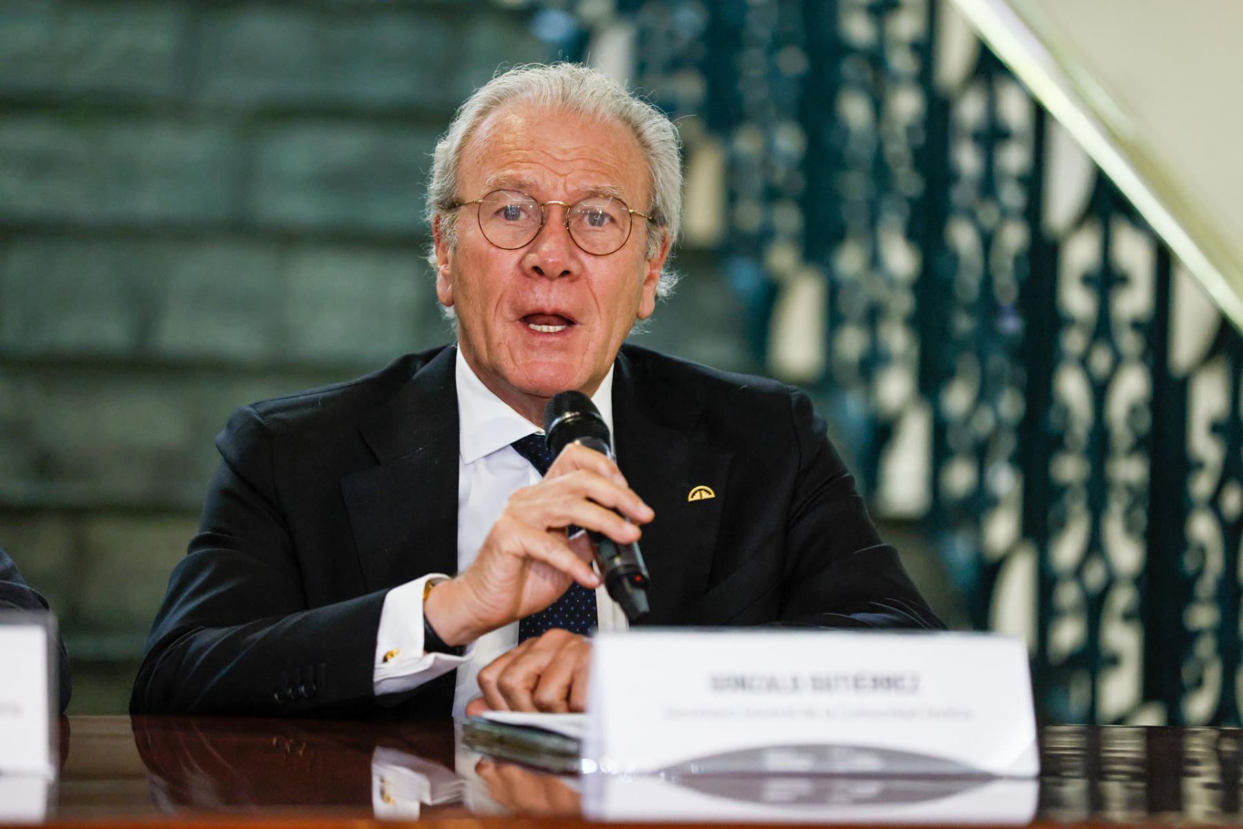 El secretario de la Comunidad Andina de Naciones (CAN) Gonzalo Gutiérrez habla en una rueda de prensa este miércoles, luego de que Ecuador entregará a Perú la presidencia pro tempore de la CAN para el periodo 2026-2027, en la sede de la cancillería de Ecuador en Quito (Ecuador).  Foto: EFE