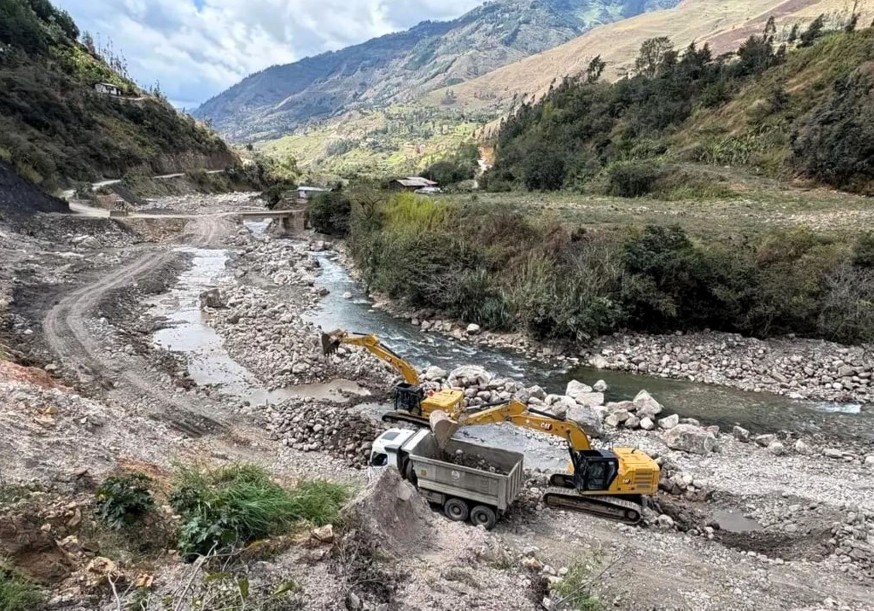 Cajamarca ejecuta trabajos de prevención en puntos críticos de la red vial departamental