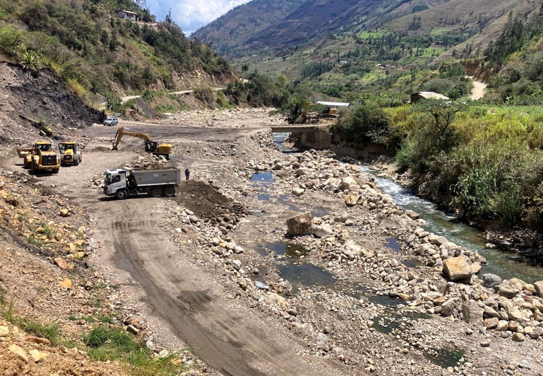Cajamarca ejecuta trabajos de prevención en puntos críticos de la red vial departamental