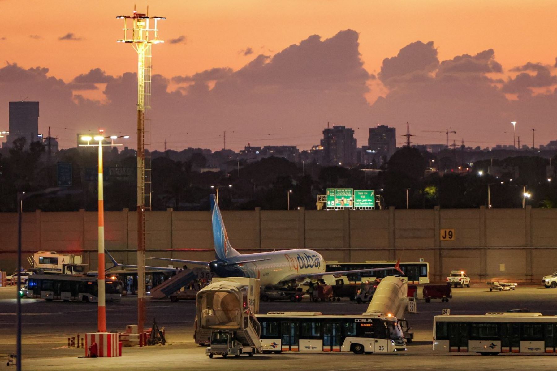 El avión con los pasajeros del vuelo de flydubai que fue desviado a Arabia Saudita tras un altercado entre los pilotos aterrizó el miércoles por la noche en Tel Aviv. Foto: AFP