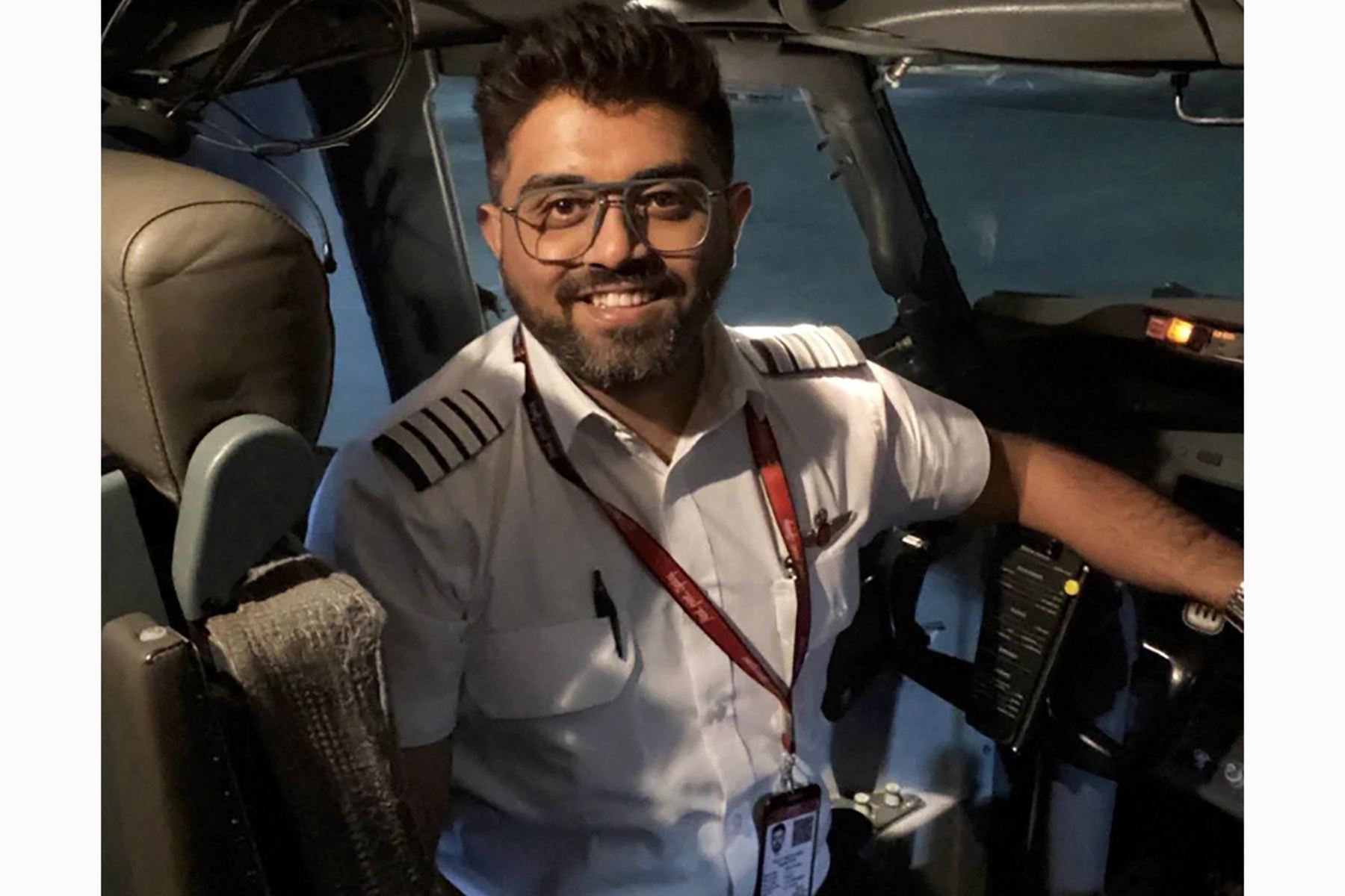 Piloto Smit Machchhar, capitán del vuelo FZ 1073 de flydubai.
El líder israelí reconoció al piloto y a los pasajeros de un vuelo entre Dubái y Tel Aviv por haber evitado una catástrofe el 30 de septiembre, tras reducir a un copiloto que presuntamente intentó estrellar la aeronave. Foto: AFP