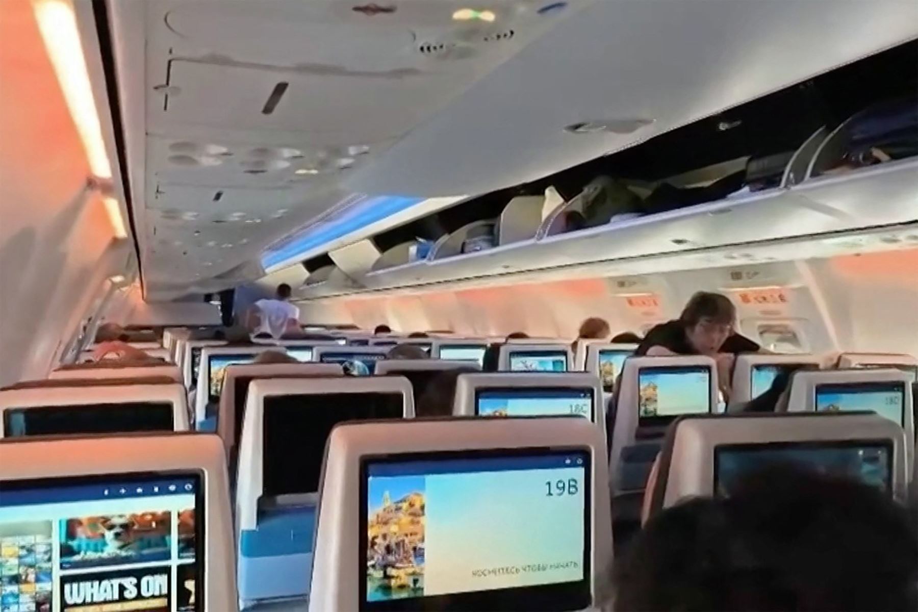 Captura de pantalla, tomada de un video, muestra a los pasajeros a bordo del vuelo FZ 1073 de flydubai —cuya ruta fue modificada— antes de su salida hacia Tel Aviv desde el aeropuerto de Tabuk, en Arabia Saudita. Foto: AFP