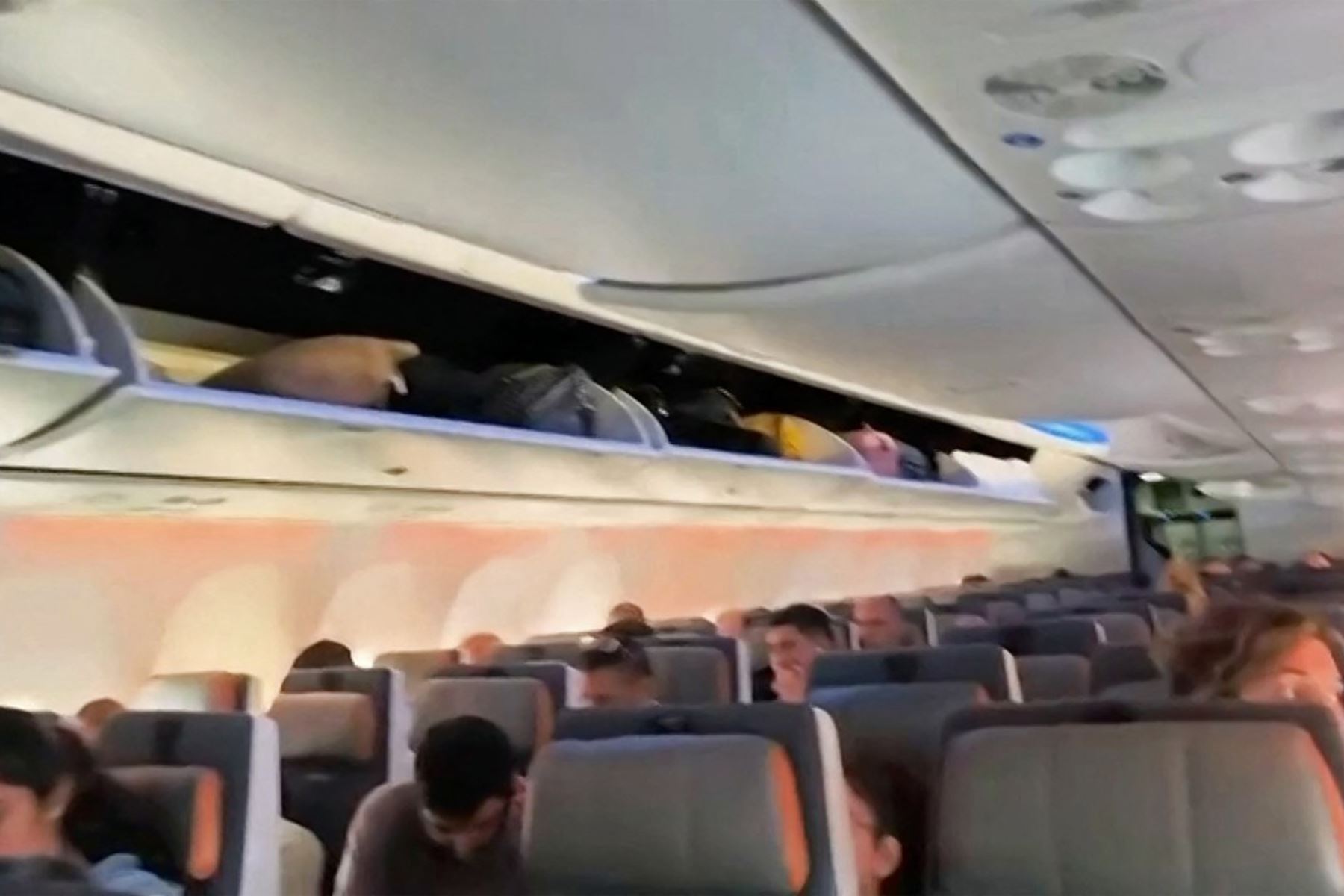 Captura de pantalla, tomada de un video, muestra a los pasajeros a bordo del vuelo FZ 1073 de flydubai —cuya ruta fue modificada— antes de su salida hacia Tel Aviv desde el aeropuerto de Tabuk, en Arabia Saudita. Foto: AFP