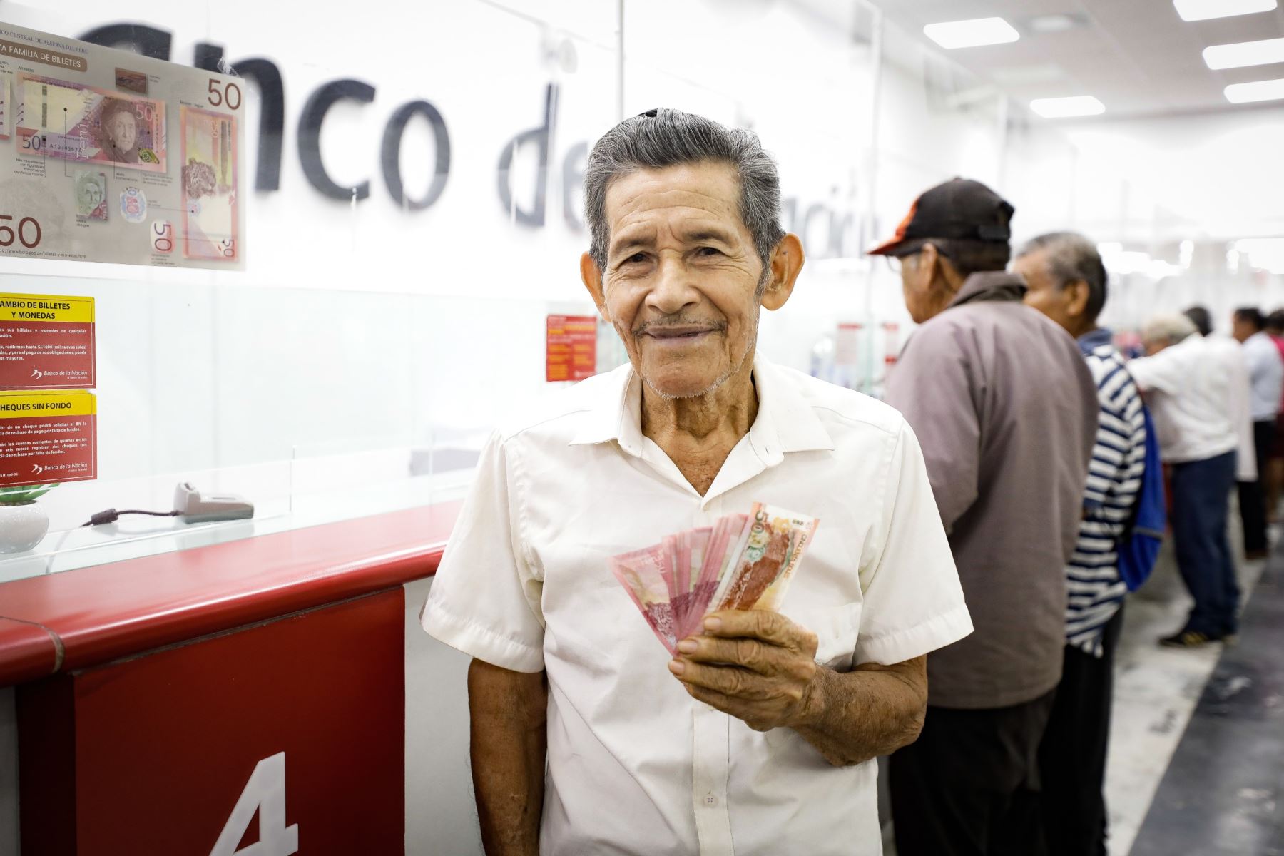 Usuarios de Pensión 65 inician cobro de subvención en los 24 departamentos del país