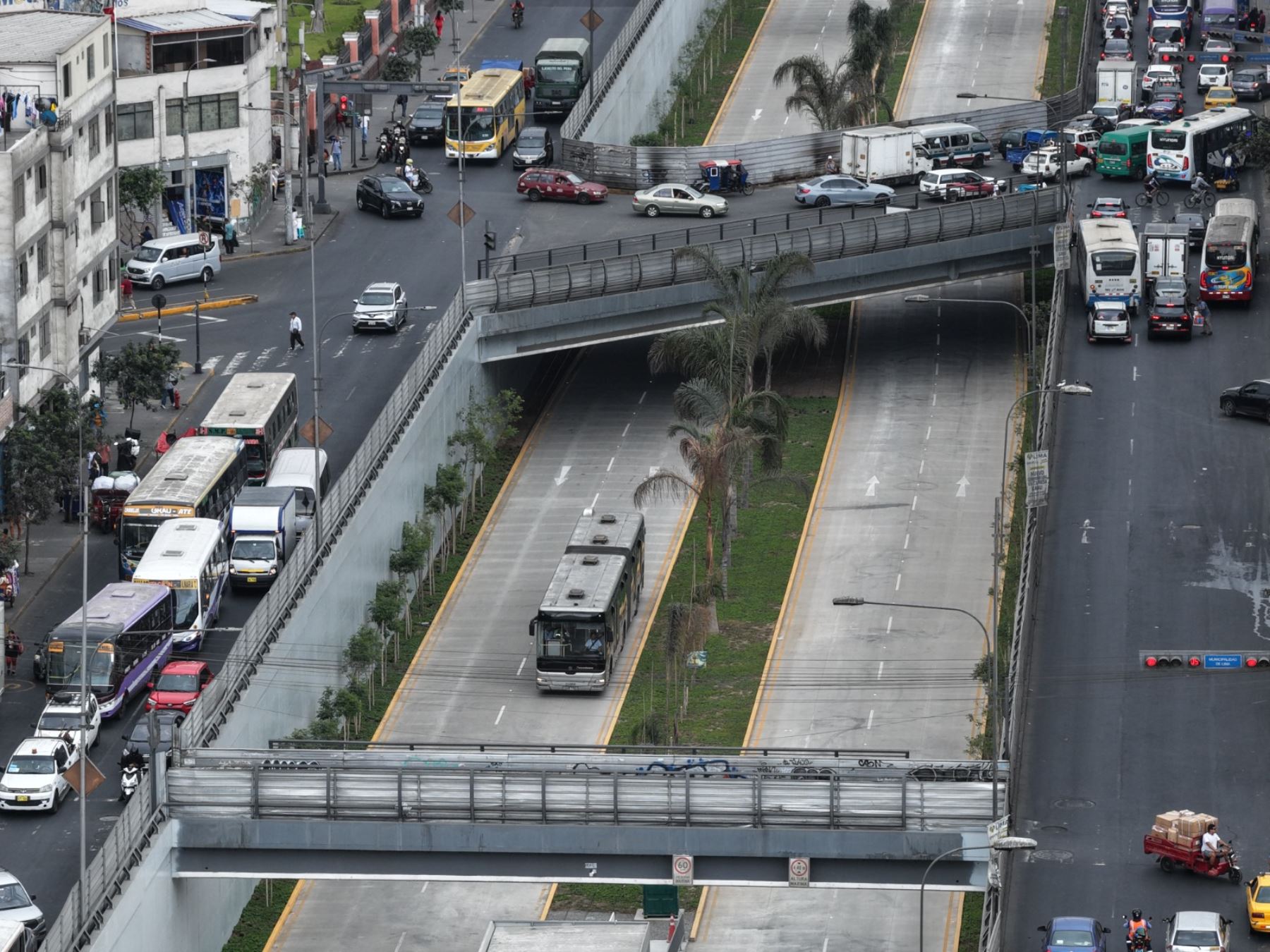 Desde este jueves 1 de octubre, los buses del Metropolitano circulan por el nuevo tramo de la Vía Expresa Grau, como parte del inicio de su marcha blanca, en horario de 10:00 a 16:00 horas y con cobro de pasaje. Foto: ANDINA/Daniel Bracamonte.