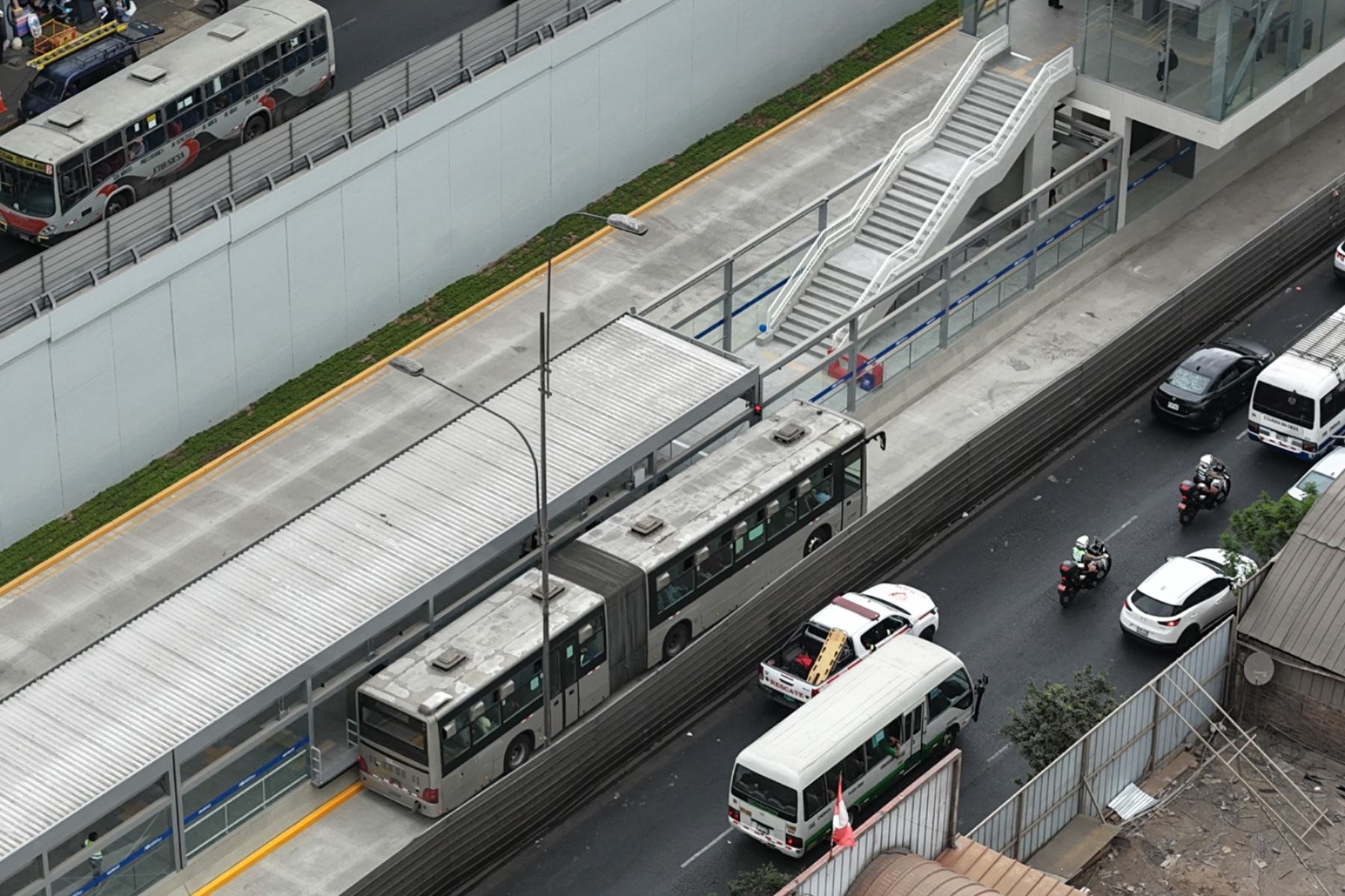 Vista del nuevo tramo del Metropolitano en la Vía Expresa Grau, que este jueves inició su marcha blanca. El servicio funcionará inicialmente de 10:00 a 16:00 horas y los usuarios deberán pagar su pasaje. Foto: ANDINA/Daniel Bracamonte.