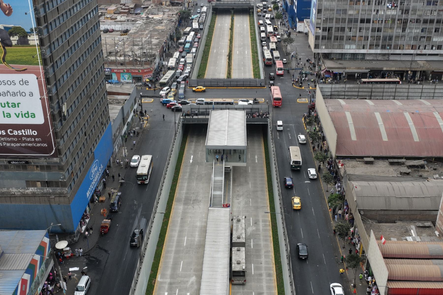 Vista del nuevo tramo del Metropolitano en la Vía Expresa Grau, que este jueves inició su marcha blanca. El servicio funcionará inicialmente de 10:00 a 16:00 horas y los usuarios deberán pagar su pasaje. Foto: ANDINA/Daniel Bracamonte.