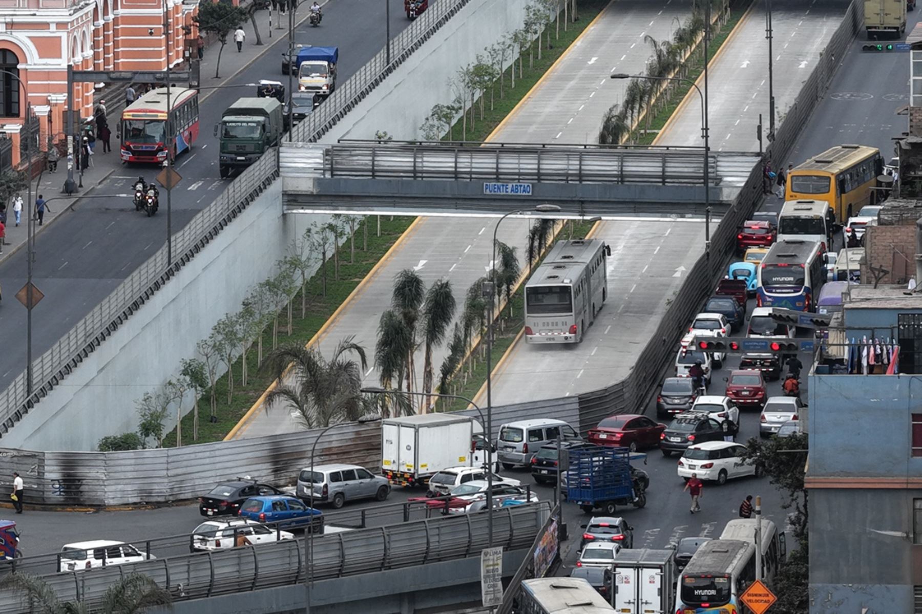 Buses del Metropolitano recorren el nuevo tramo de la Vía Expresa Grau durante el inicio de su marcha blanca, que permitirá evaluar el funcionamiento del servicio en esta nueva ruta. Foto: ANDINA/Daniel Bracamonte.