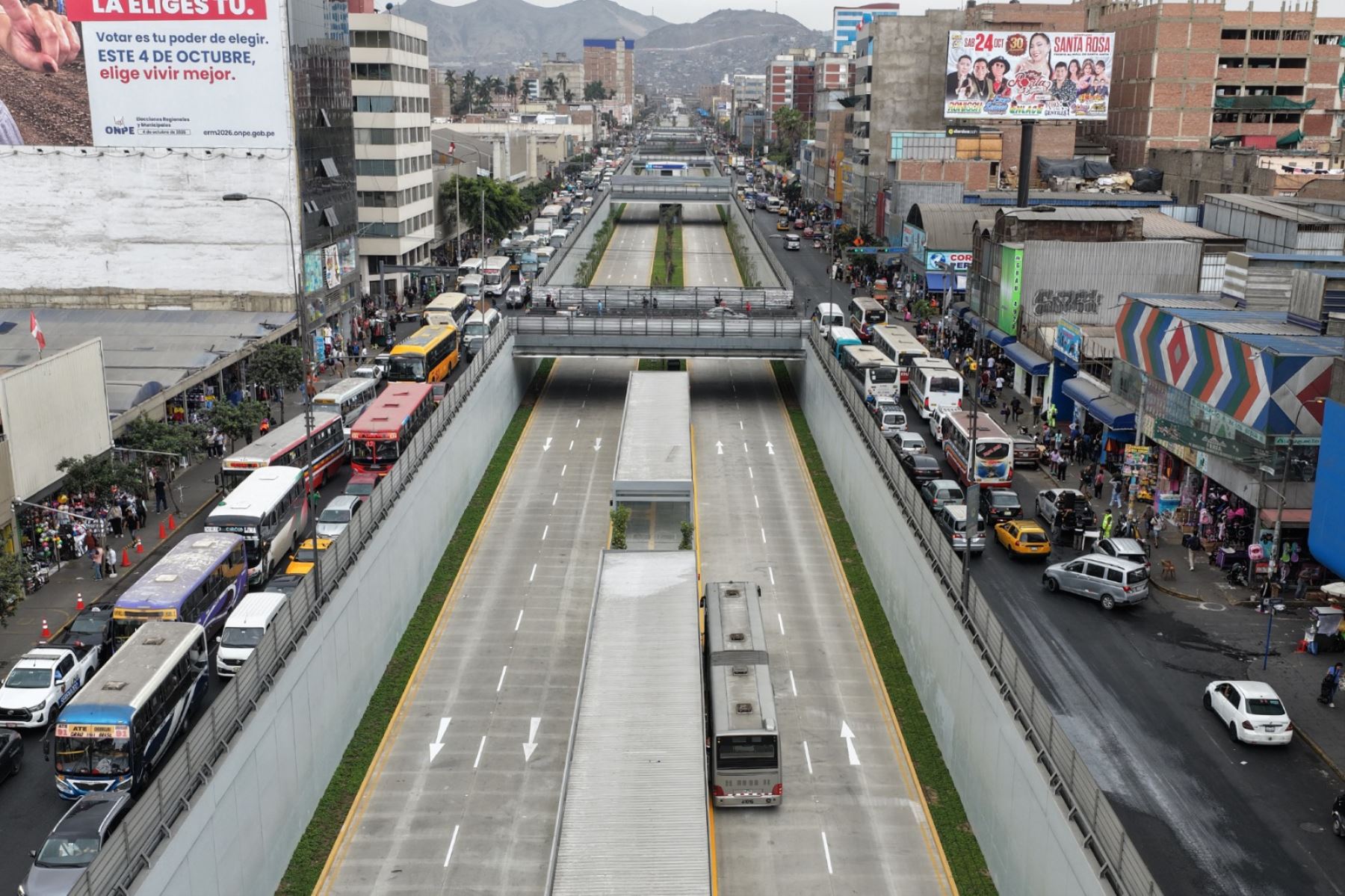 Usuarios del Metropolitano utilizan el nuevo tramo de la Vía Expresa Grau, que inició este jueves su marcha blanca con servicio de transporte y cobro de pasaje. Los buses circularán inicialmente entre las 10:00 y las 16:00 horas. Foto: ANDINA/Daniel Bracamonte.