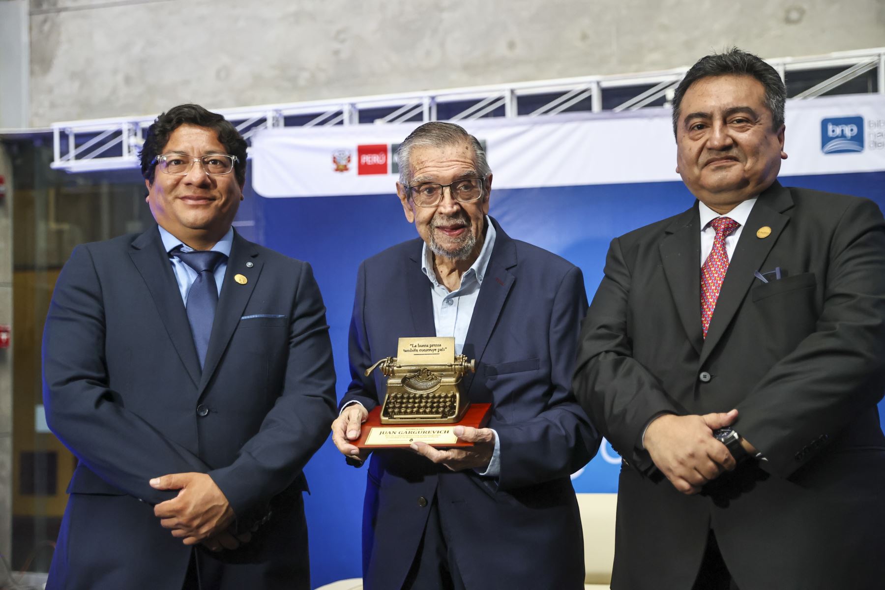 Presentación del libro de Juan Gargurevich, “Elogio del Periodismo” en la Biblioteca Nacional del Perú en compañía de Félix Paz, Director de Medios Periodísticos del diario El Peruano.

Foto: ANDINA / Juan Carlos Guzmán Negrini