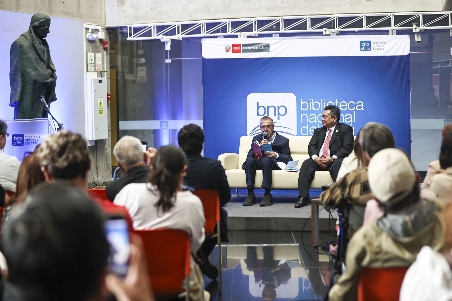 Presentación del libro de Juan Gargurevich, “Elogio del Periodismo” en la Biblioteca Nacional del Perú en compañía de Félix Paz, Director de Medios Periodísticos del diario El Peruano.

Foto: ANDINA / Juan Carlos Guzmán Negrini