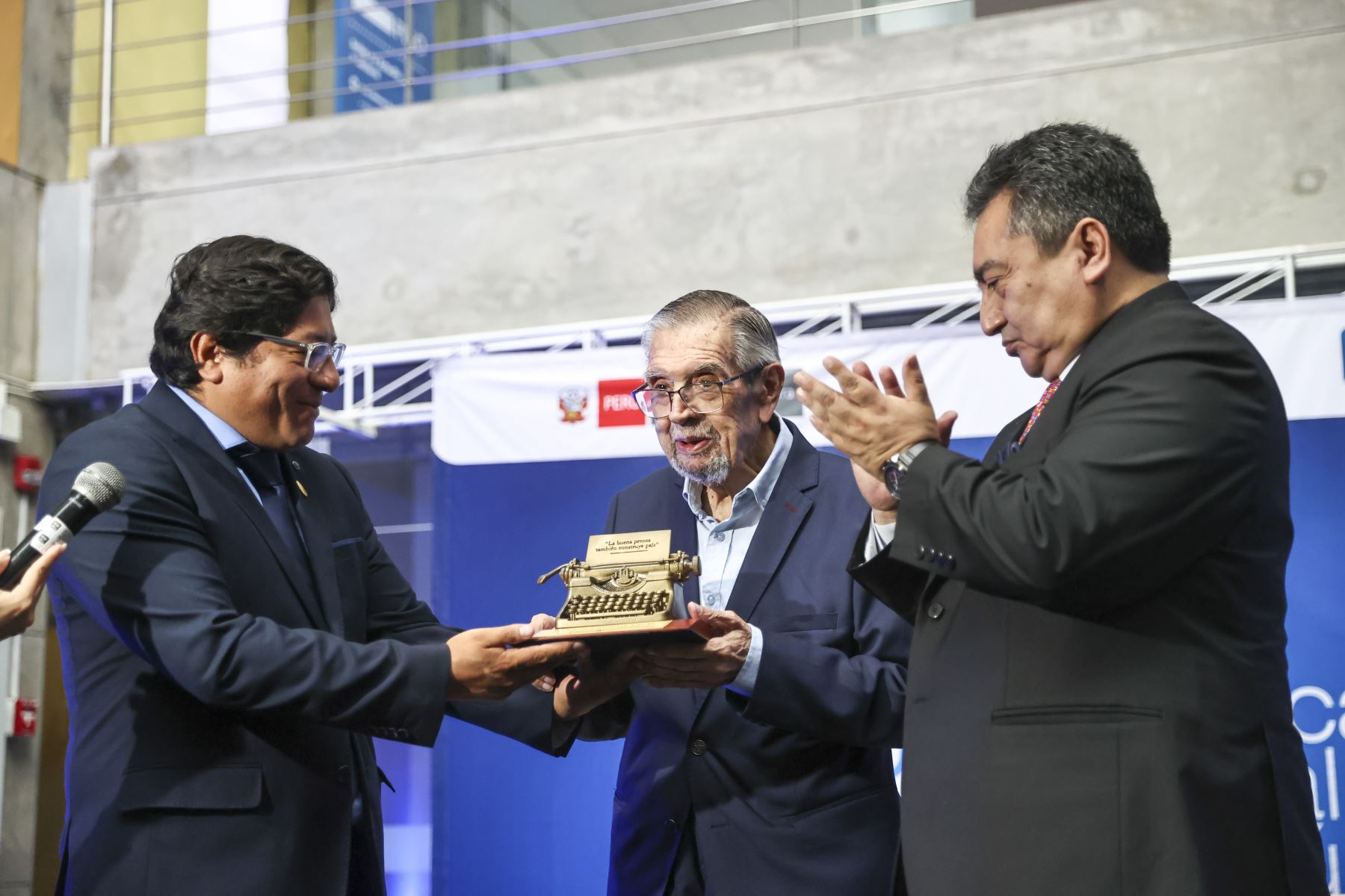 Presentación del libro de Juan Gargurevich, “Elogio del Periodismo” en la Biblioteca Nacional del Perú en compañía de Félix Paz, Director de Medios Periodísticos del diario El Peruano.

Foto: ANDINA / Juan Carlos Guzmán Negrini