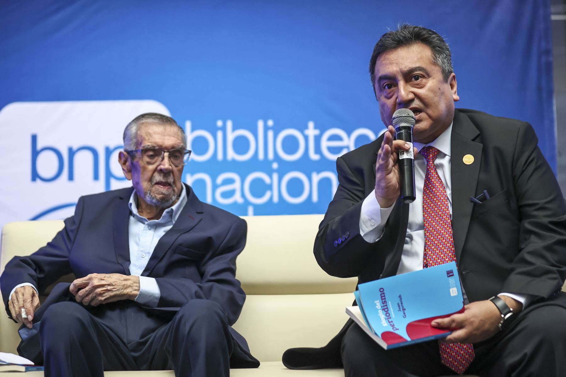 Presentación del libro de Juan Gargurevich, “Elogio del Periodismo” en la Biblioteca Nacional del Perú en compañía de Félix Paz, Director de Medios Periodísticos del diario El Peruano.

Foto: ANDINA / Juan Carlos Guzmán Negrini