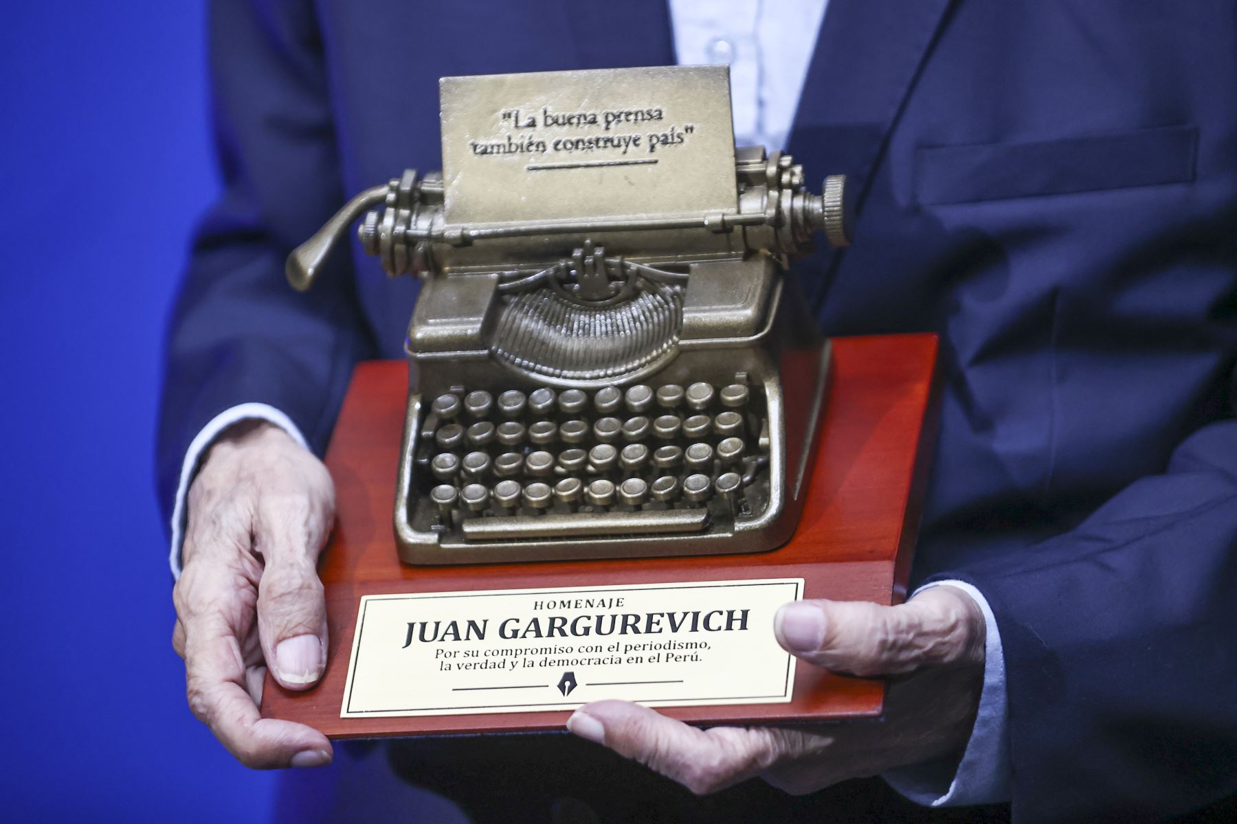 Presentación del libro de Juan Gargurevich, “Elogio del Periodismo” en la Biblioteca Nacional del Perú en compañía de Félix Paz, Director de Medios Periodísticos del diario El Peruano.

Foto: ANDINA / Juan Carlos Guzmán Negrini