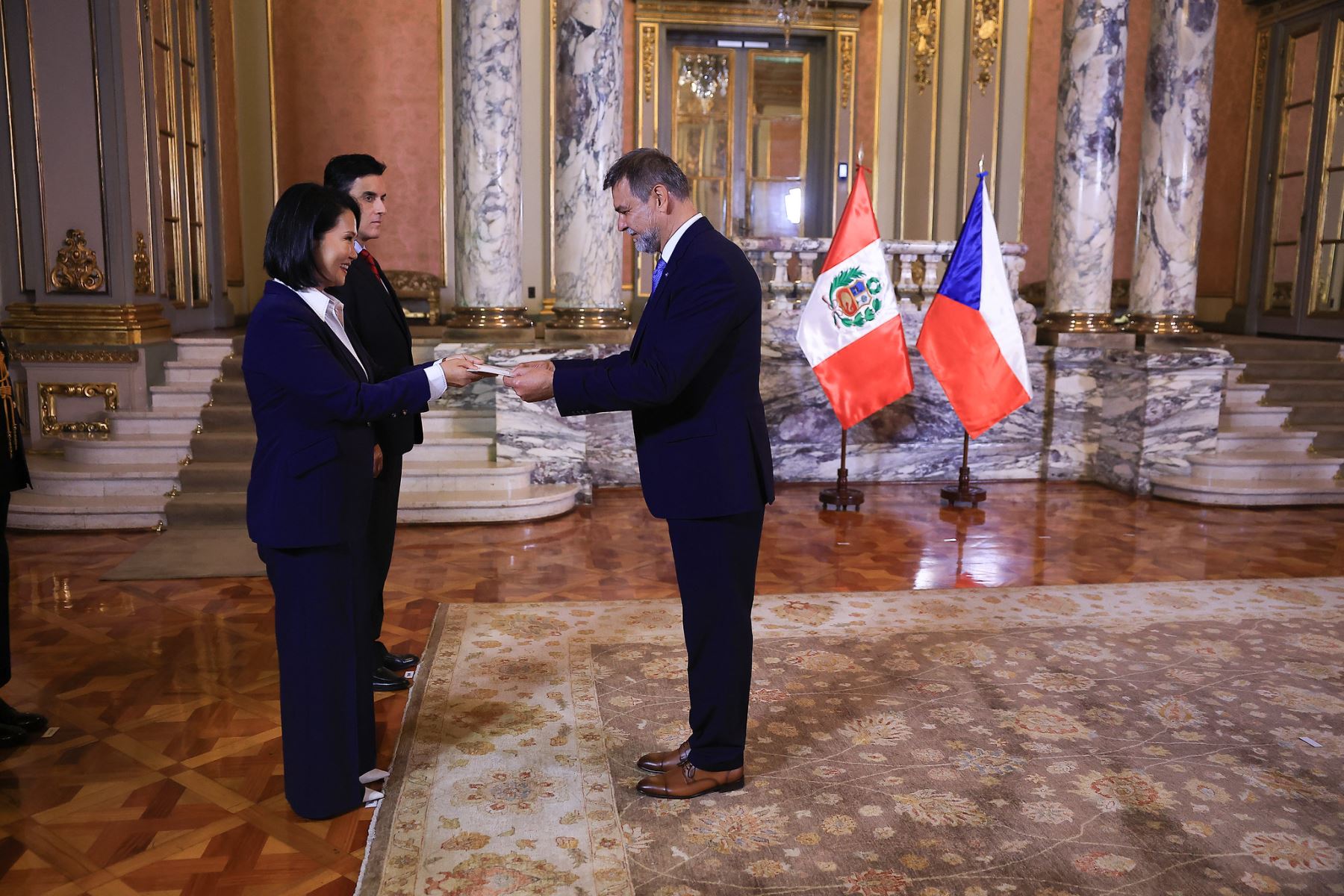 La presidenta de la República, Keiko Fujimori, recibió las cartas credenciales de los embajadores de Tailandia, Suecia, India, Austria y República Checa, acto protocolar que formaliza el inicio de sus funciones diplomáticas en el Perú. Foto: ANDINA/Prensa Presidencia.