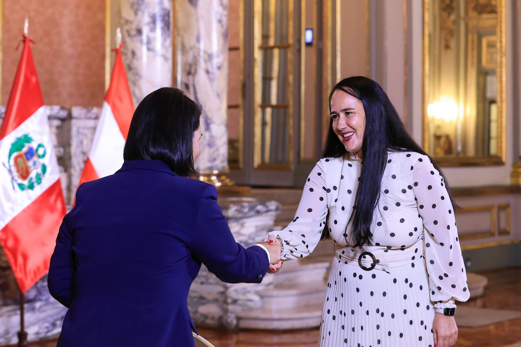 La presidenta de la República, Keiko Fujimori, recibió las cartas credenciales de los embajadores de Tailandia, Suecia, India, Austria y República Checa, acto protocolar que formaliza el inicio de sus funciones diplomáticas en el Perú. Foto: ANDINA/Prensa Presidencia.