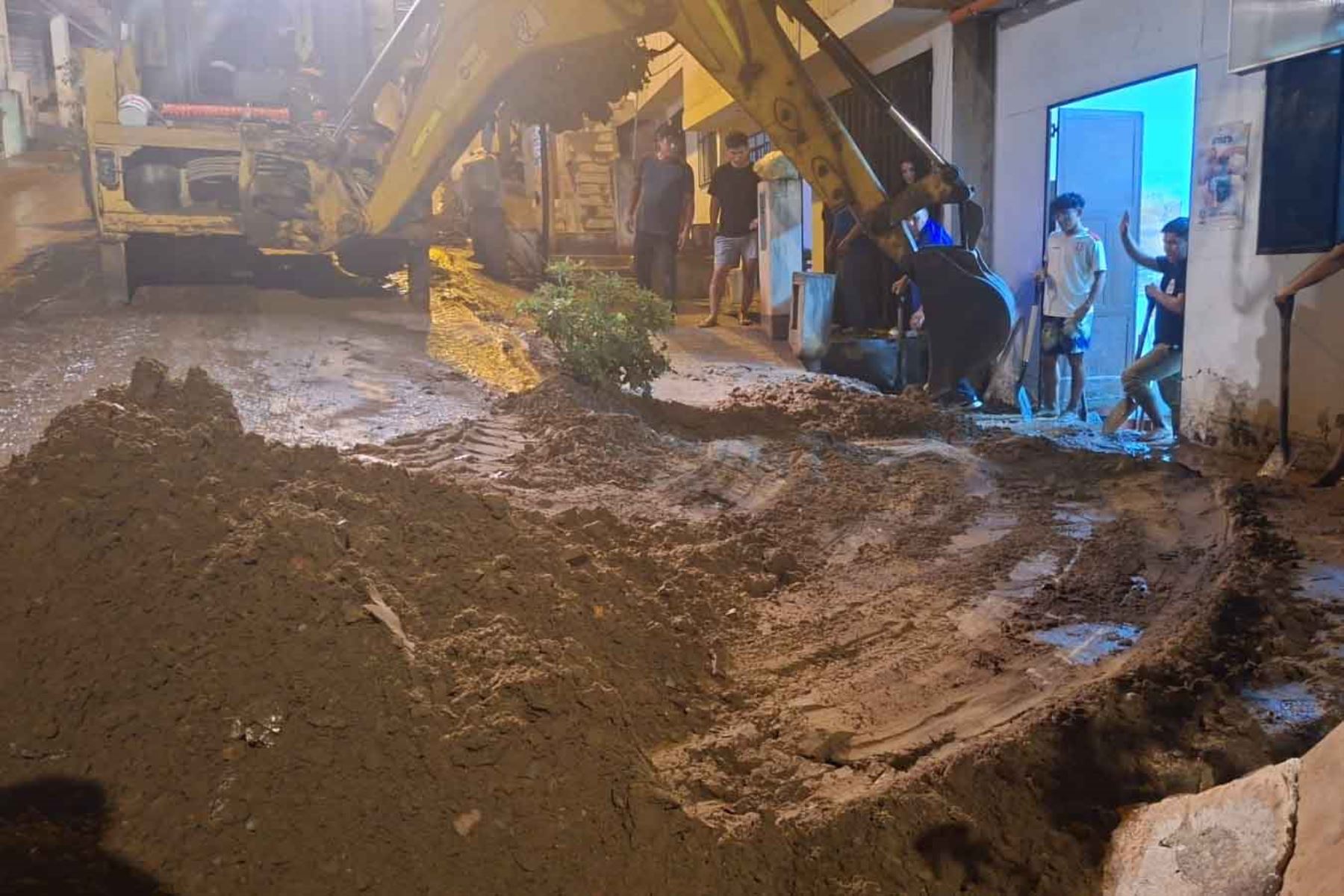 Sedapal atiende aniego en Villa El Salvador y activa póliza para tratar daños materiales