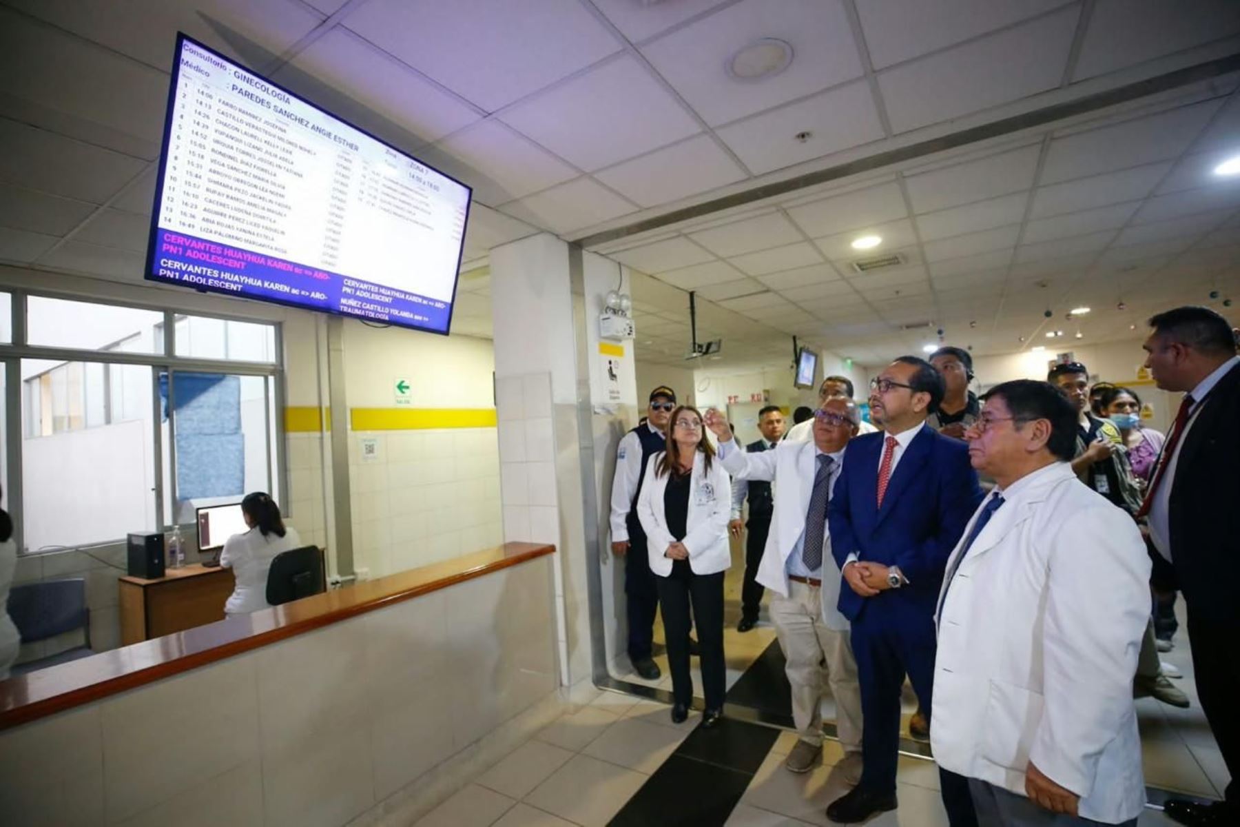 Ministro Luis Dyer supervisó avances tecnológicos en tres grandes hospitales de la capital