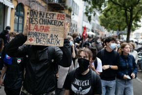 Cientos de escuelas cierran en Francia por protestas estudiantiles.