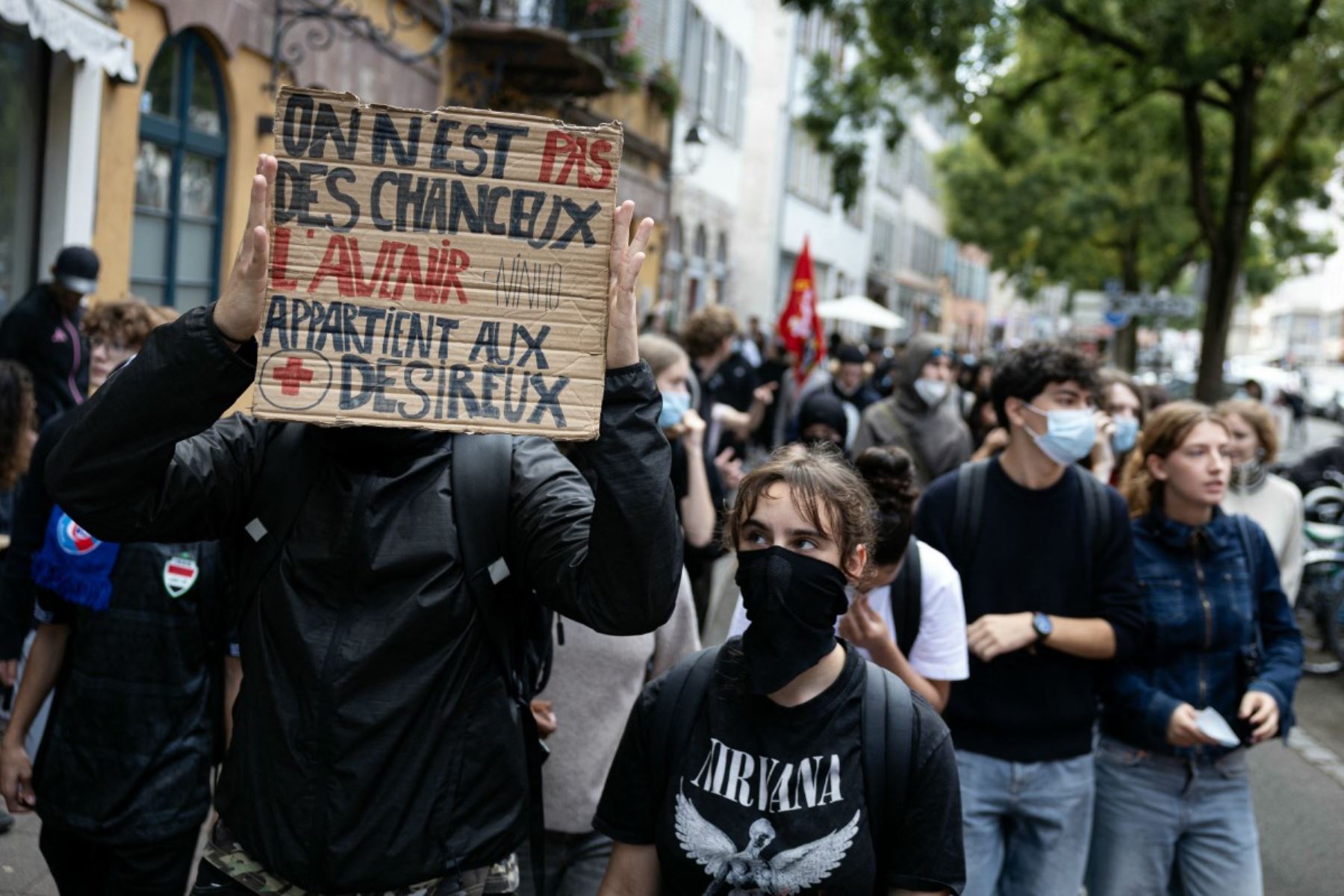 Cientos de escuelas cierran en Francia por protestas estudiantiles