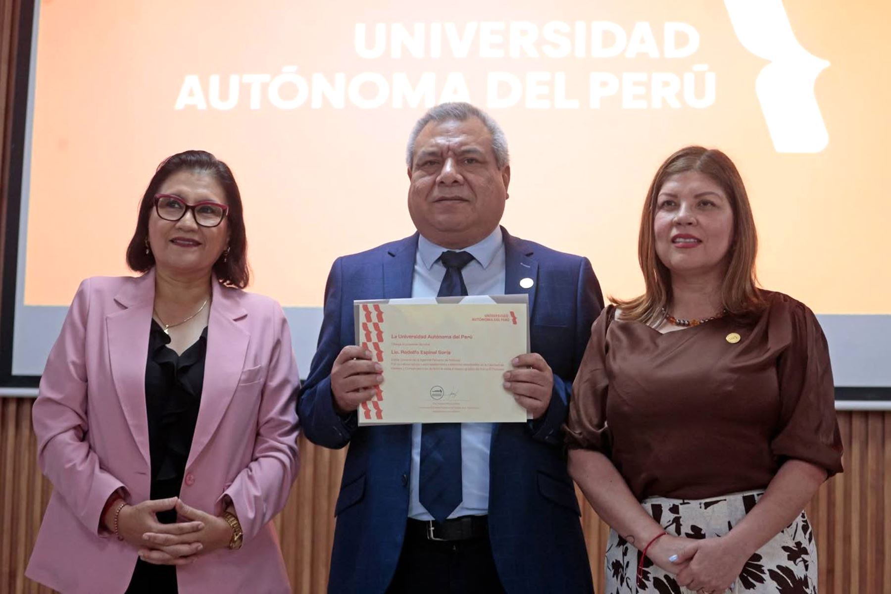 Universidad Autónoma del Perú reconoce iniciativa Vive Andina de Editora Perú