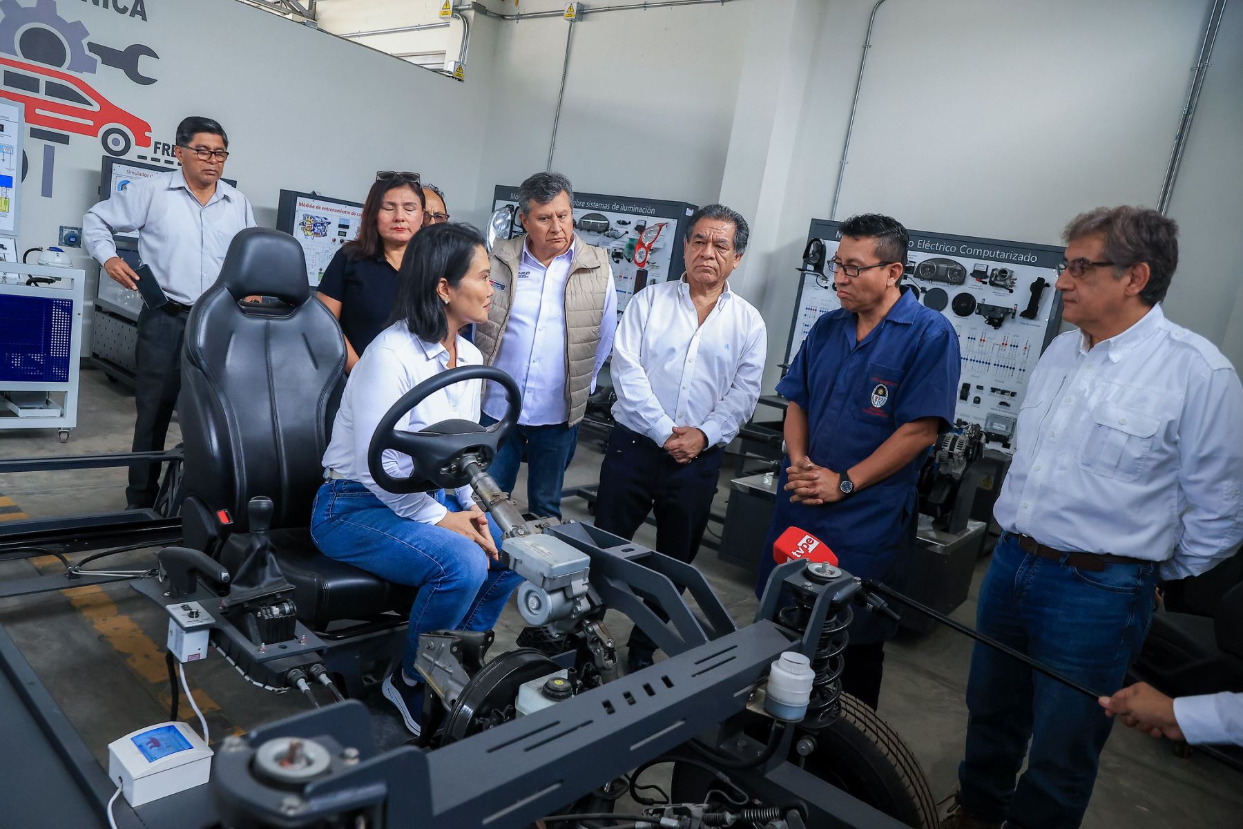 Visita inopinada de la presidenta Keiko Fujimori a la Institución Educativa Emblemática José Granda en San Martín de Porres. Foto: ANDINA/ Prensa Presidencia
