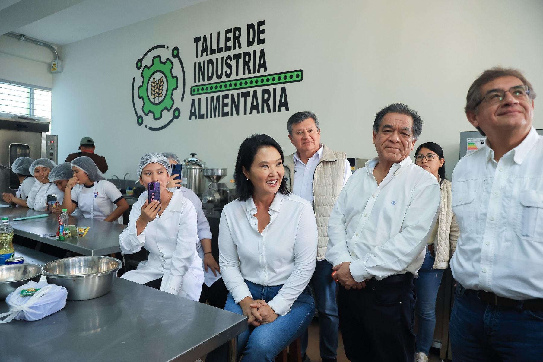 Visita inopinada de la presidenta Keiko Fujimori a la Institución Educativa Emblemática José Granda en San Martín de Porres. Foto: ANDINA/ Prensa Presidencia