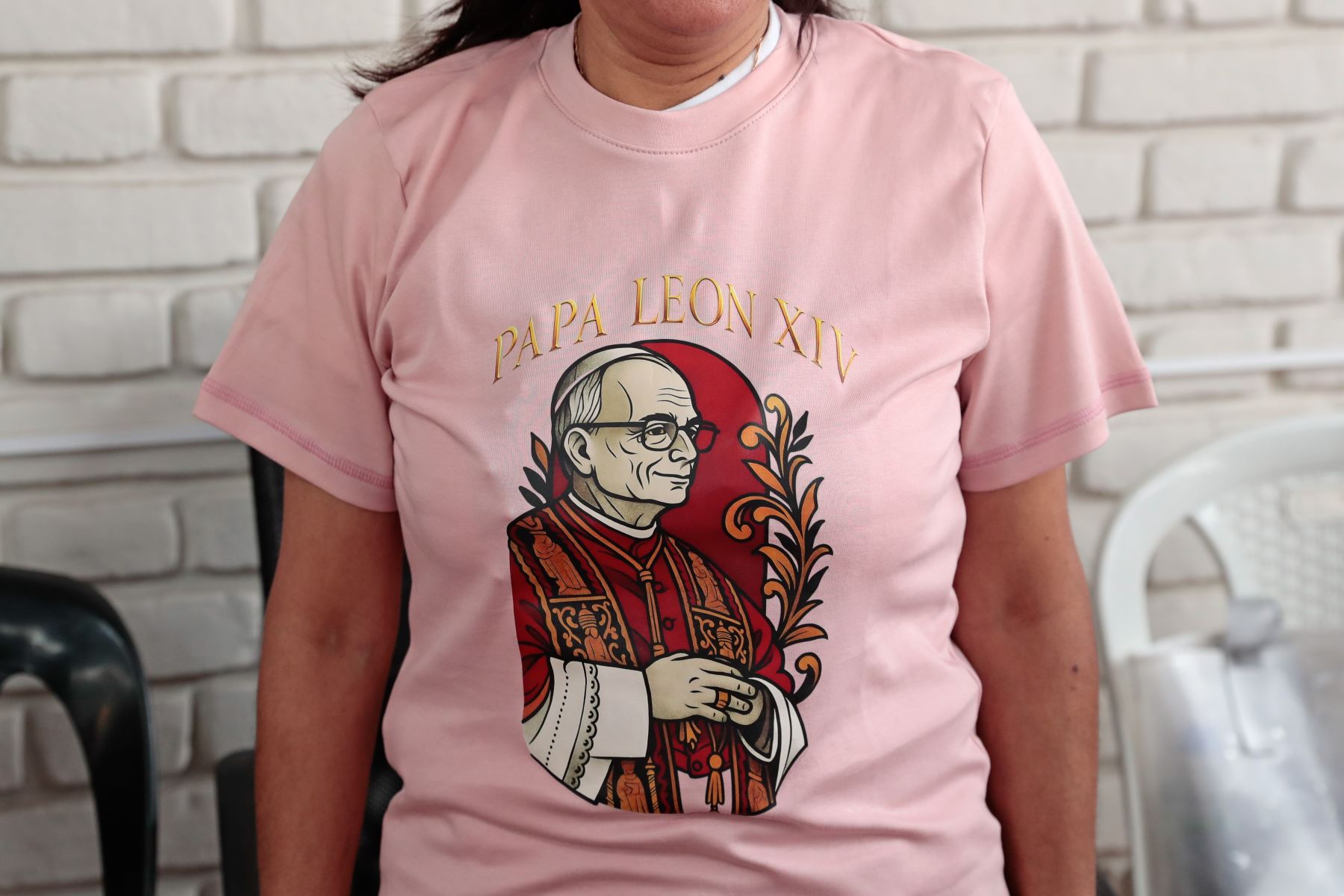 El taller también preparó una edición limitada de 50 peluches del papa León XIV con el hábito del Señor de los Milagros, en el marco de las celebraciones de octubre. Foto: ANDINA/Daniel Bracamonte.