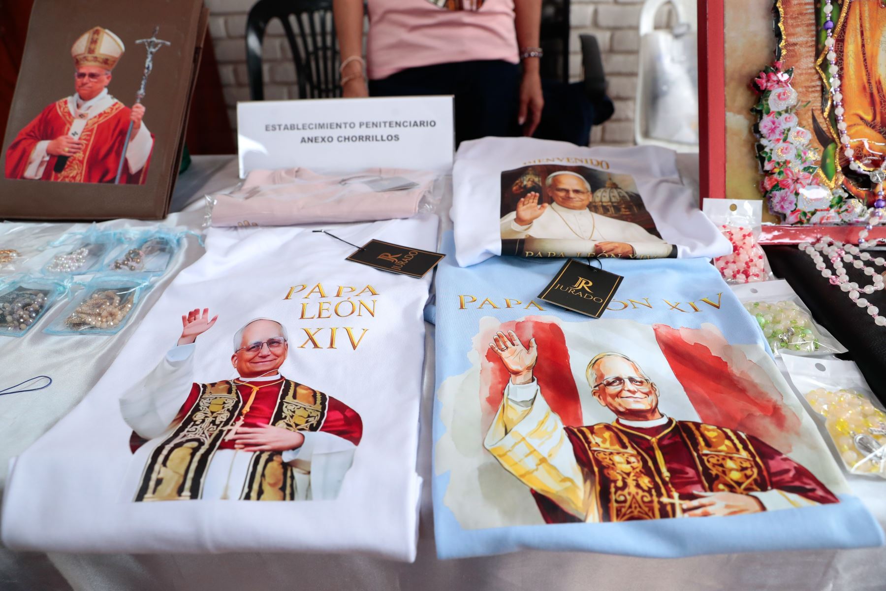 Los peluches inspirados en el papa León XIV tienen un precio de S/ 30 y ya se ofrecen mediante las redes sociales de Cárceles Productivas y una tienda en el Cercado de Lima. Foto: ANDINA/Daniel Bracamonte.