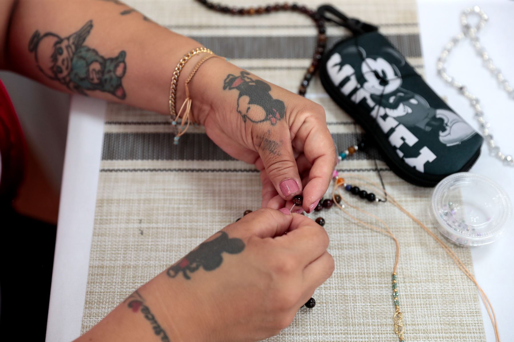 En los talleres de manualidades, las internas también producen bisutería y piezas artesanales temáticas para recibir al pontífice durante su visita al país. Foto: ANDINA/Daniel Bracamonte.