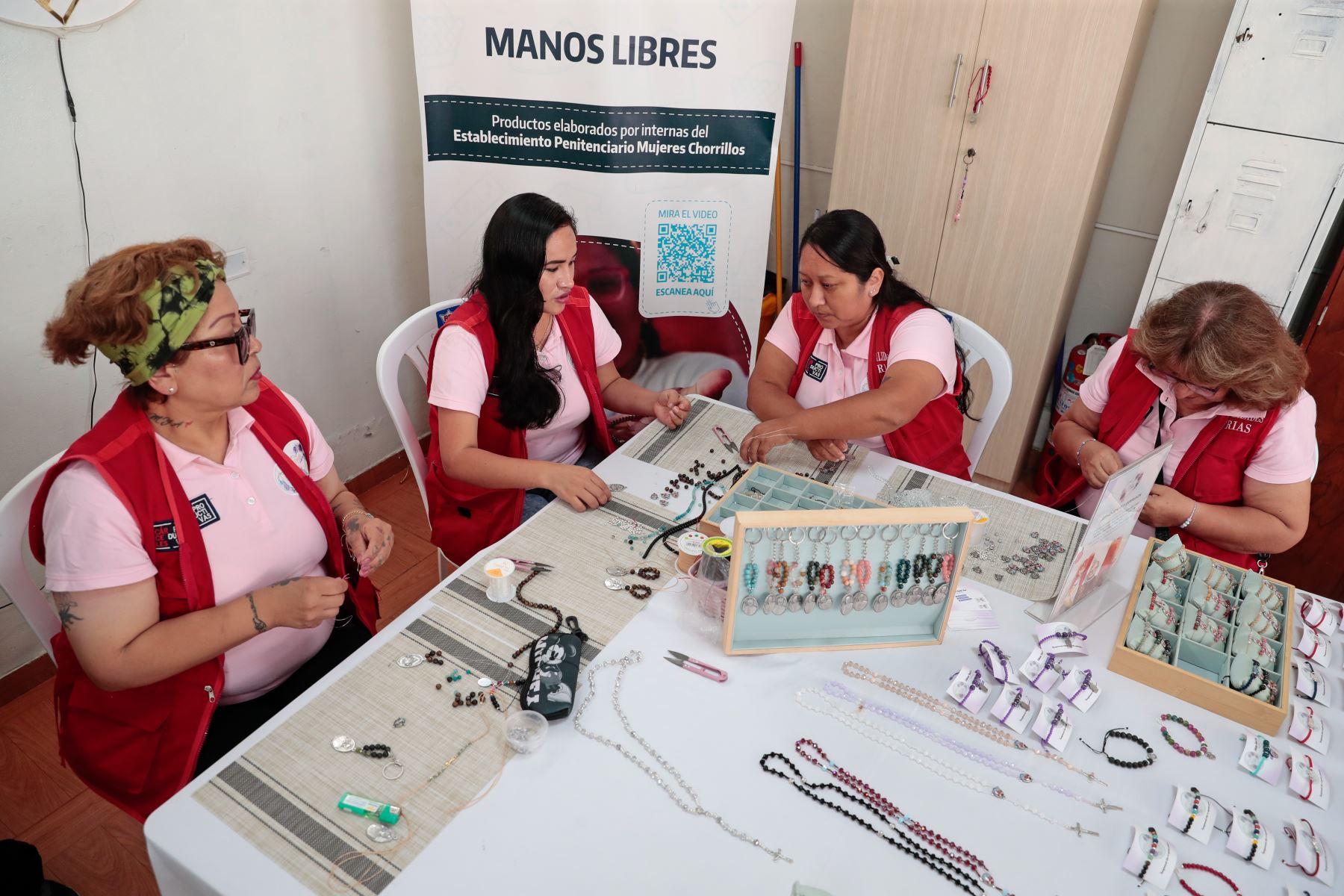 El catálogo de productos por la llegada del papa León XIV reúne trabajos de internas de los penales Anexo, Virgen de Fátima y Mujeres de Chorrillos. Foto: ANDINA/Daniel Bracamonte.
