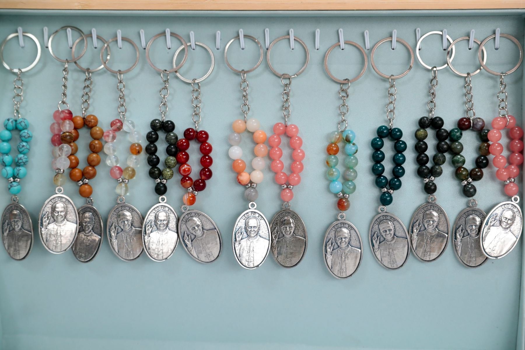 Las internas elaboran collares, pulseras, aretes, rosarios en cuarzo y accesorios con la imagen del papa León XIV, con precios variados y accesibles. Foto: ANDINA/Daniel Bracamonte.