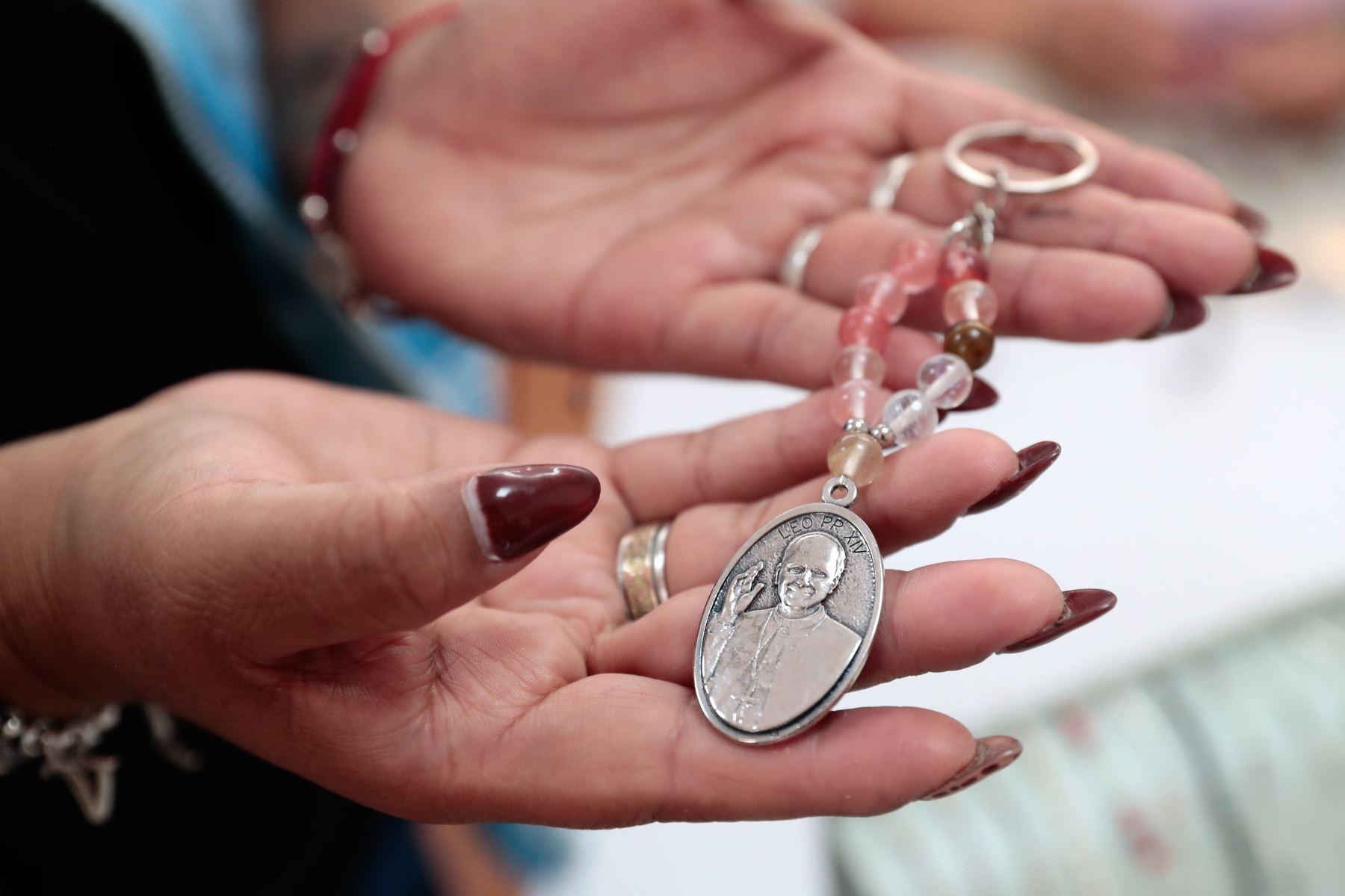Entre los productos alusivos a la visita papal también figuran piezas artesanales temáticas elaboradas por mujeres privadas de libertad en talleres penitenciarios. Foto: ANDINA/Daniel Bracamonte.
