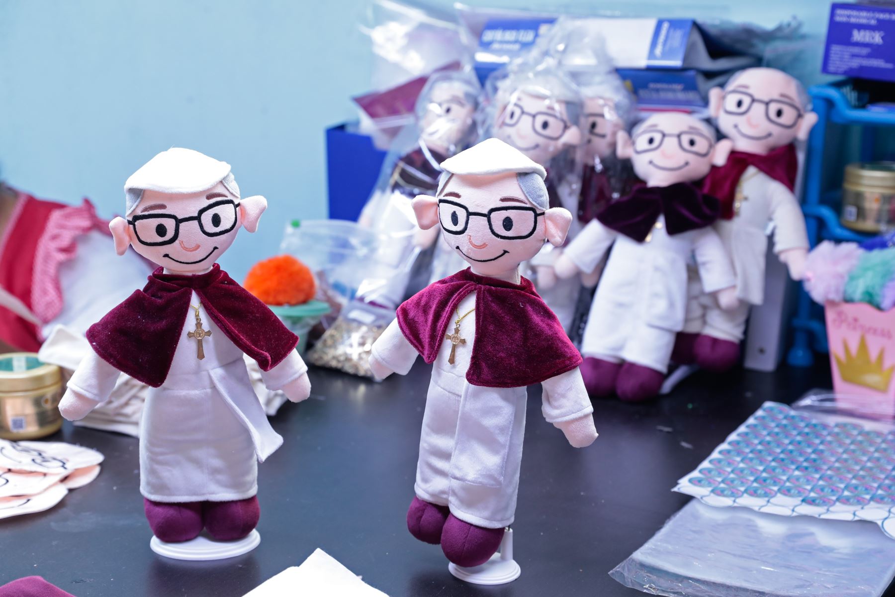 Los peluches son confeccionados íntegramente a mano en el taller de emprendimiento “Nanny’s Creas” y forman parte de una producción de mil unidades alusivas al sumo pontífice. Foto: ANDINA/Daniel Bracamonte.