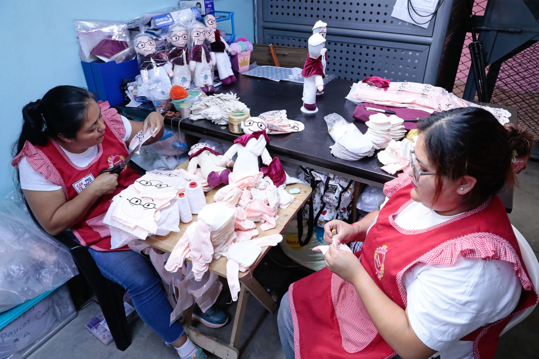 Nany Reaño señaló que realizan gestiones para que el peluche llegue a manos del papa León XIV y pueda recibir su bendición durante su visita al Perú. Foto: ANDINA/Daniel Bracamonte.