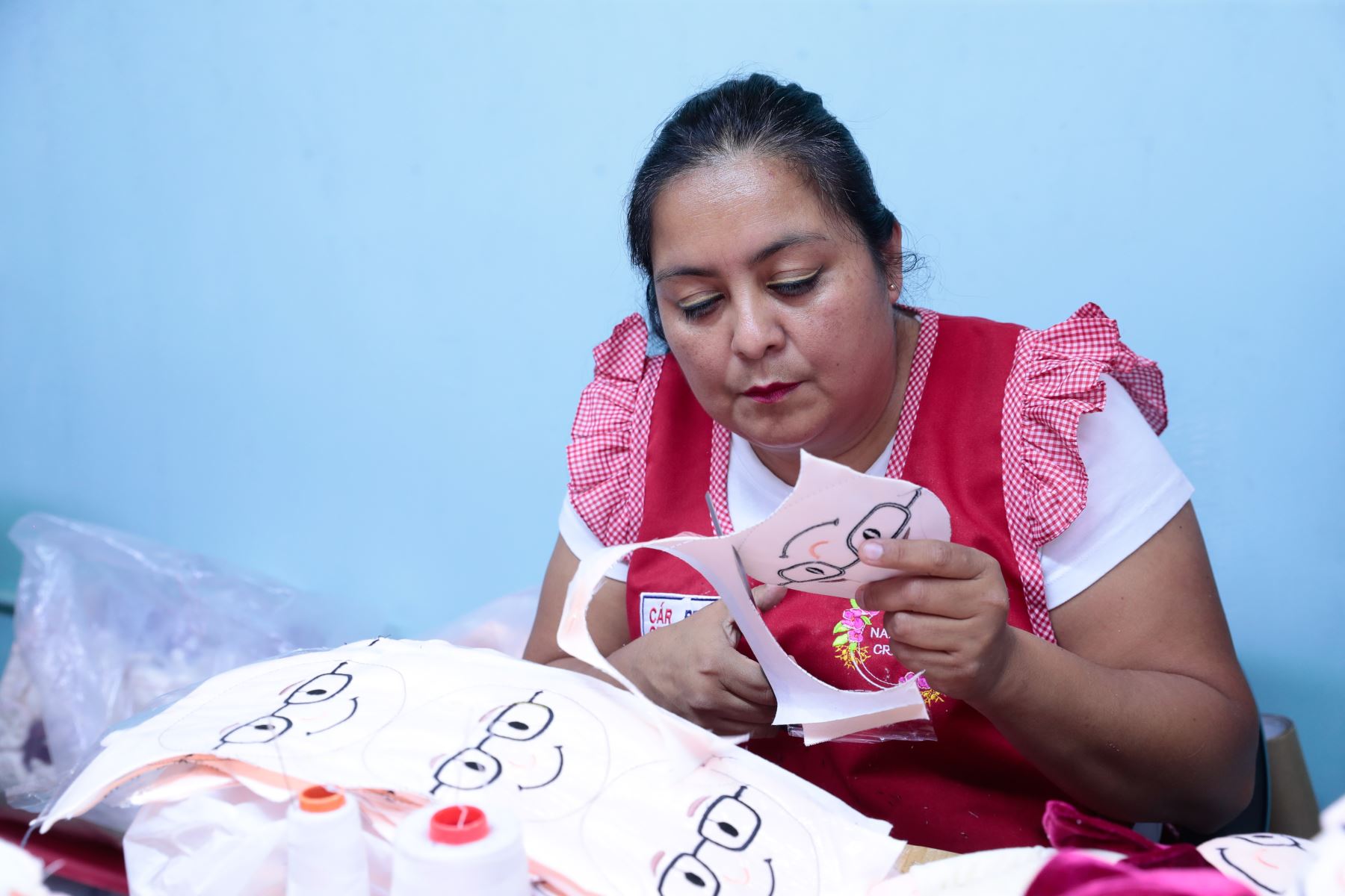 Cada pieza representa a un “mini papa León XIV” de aproximadamente 30 centímetros de alto por 20 de ancho, caracterizado con la indumentaria pontificia. Foto: ANDINA/Daniel Bracamonte.