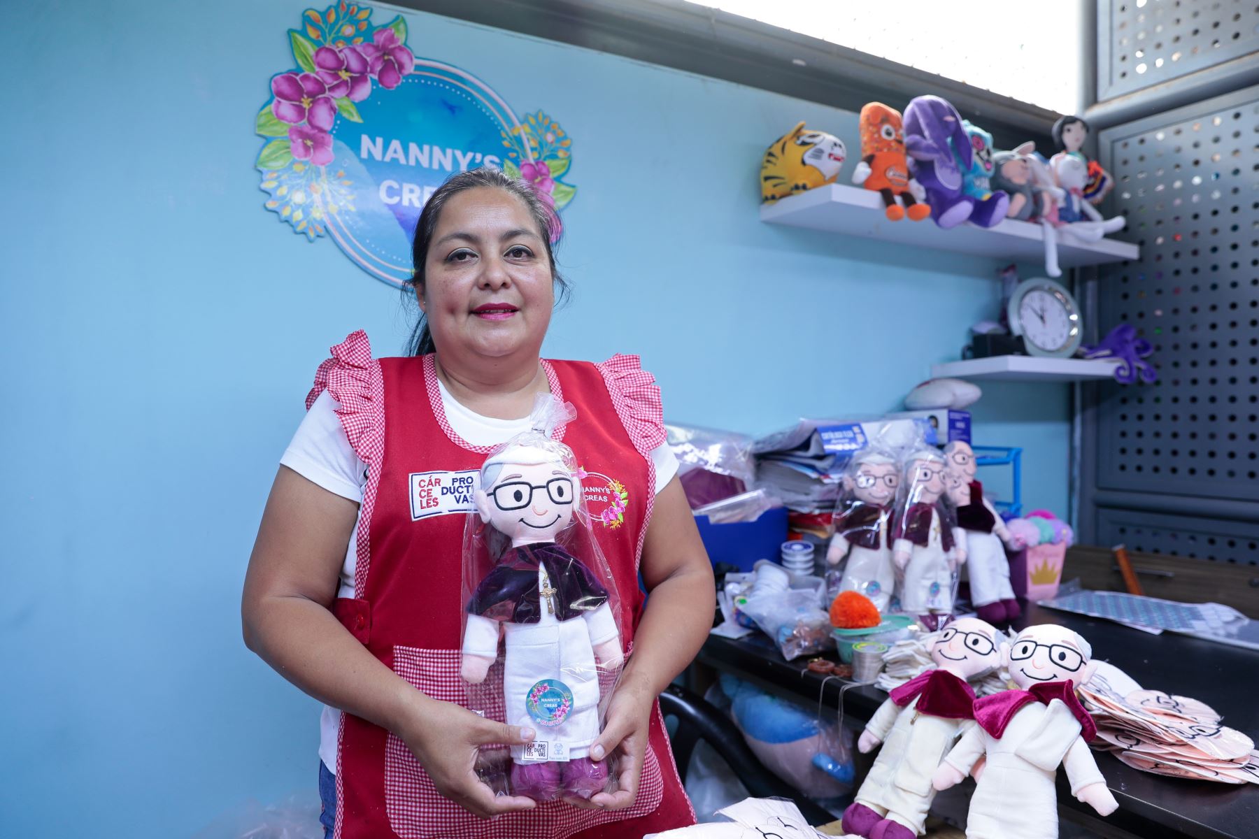 Internas del penal alistan mil peluches del Papa León XIV por su visita al Perú
