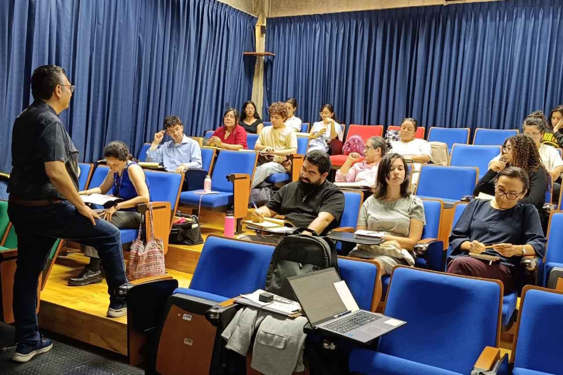 Escritor peruano Ricardo Sumalavia realizó talleres y actividades literarias en Guatemala