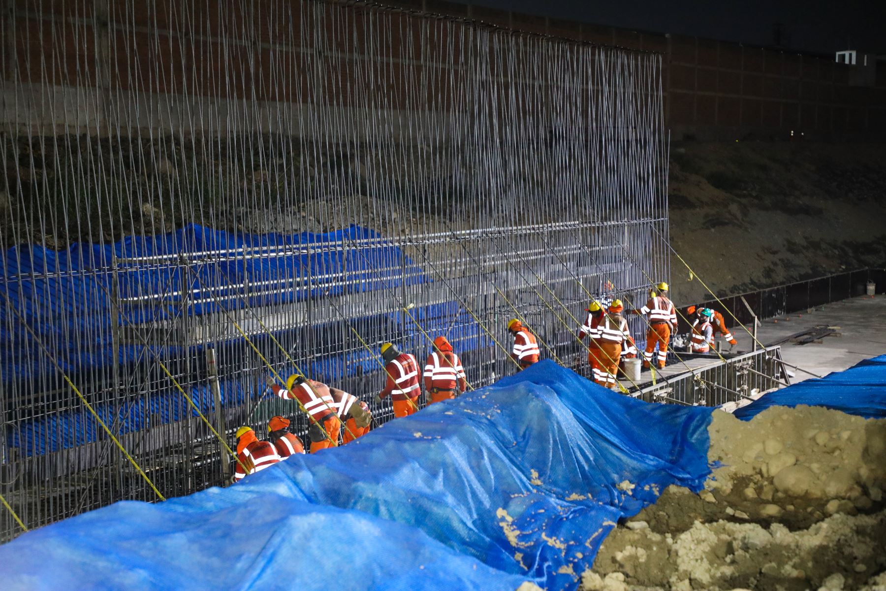 La jornada nocturna añade tres frentes de trabajo a los cuatro que operan durante el día, con el fin de optimizar las horas efectivas de producción. Foto: ANDINA/Difusión.