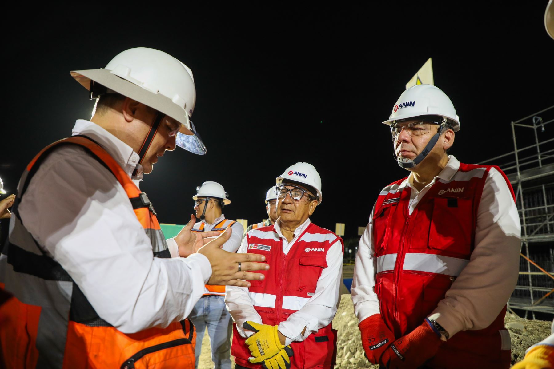Durante la inspección técnica en terreno se verificó el avance de las intervenciones en la margen del río Moche, donde se trabaja las 24 horas. Foto: ANDINA/Difusión.