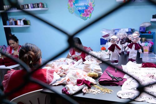 Cárceles Productivas: Internas del penal de Chorrillos elaboran mil peluches del papa León XIV ante su visita al Perú