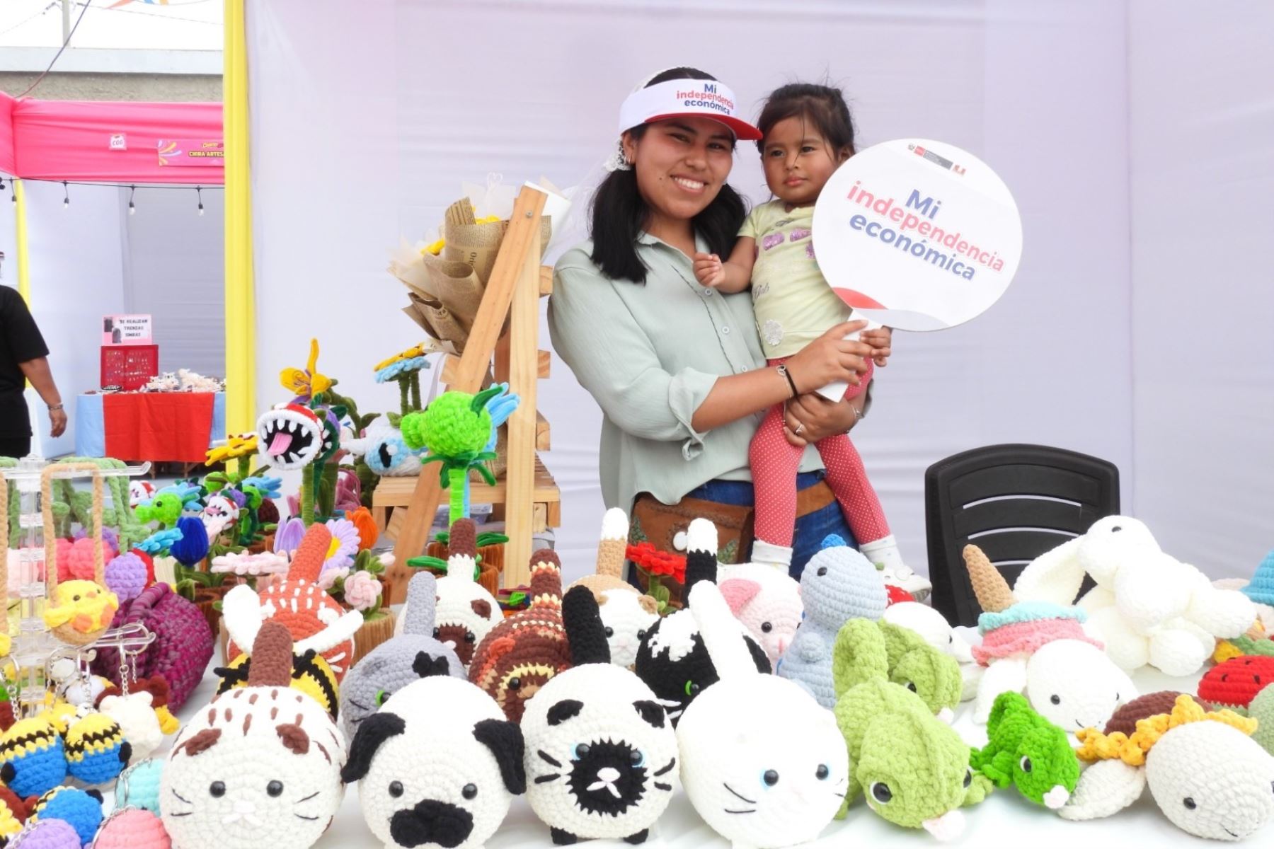 Moquegua: usuarias de Juntos exponen sus productos en feria de emprendedoras en Ilo