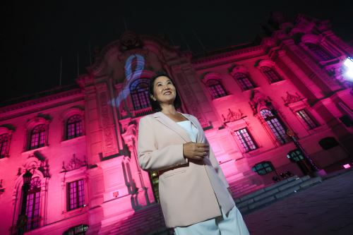 Palacio de Gobierno se ilumina de rosa por campaña contra el cáncer de mama