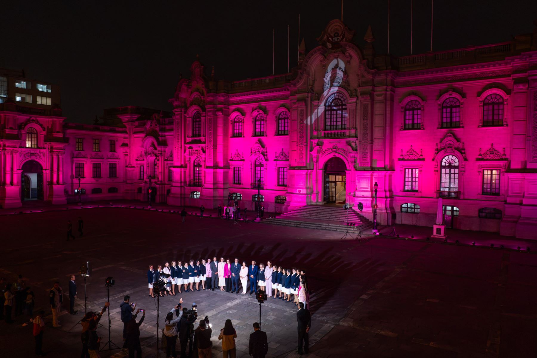 La presidenta de la república participó en la iluminación de color rosa de Palacio de Gobierno, acto simbólico por el mes de sensibilización sobre el cáncer de mama, y destacó la importancia de la prevención, los chequeos médicos periódicos y la detección temprana de esta enfermedad. Foto: ANDINA/Prensa Presidencia.