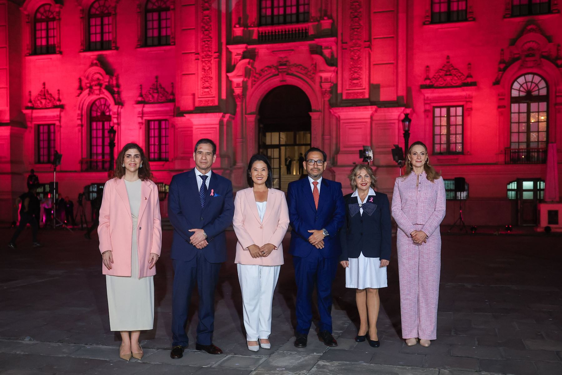 La presidenta de la república participó en la iluminación de color rosa de Palacio de Gobierno, acto simbólico por el mes de sensibilización sobre el cáncer de mama, y destacó la importancia de la prevención, los chequeos médicos periódicos y la detección temprana de esta enfermedad. Foto: ANDINA/Prensa Presidencia.
