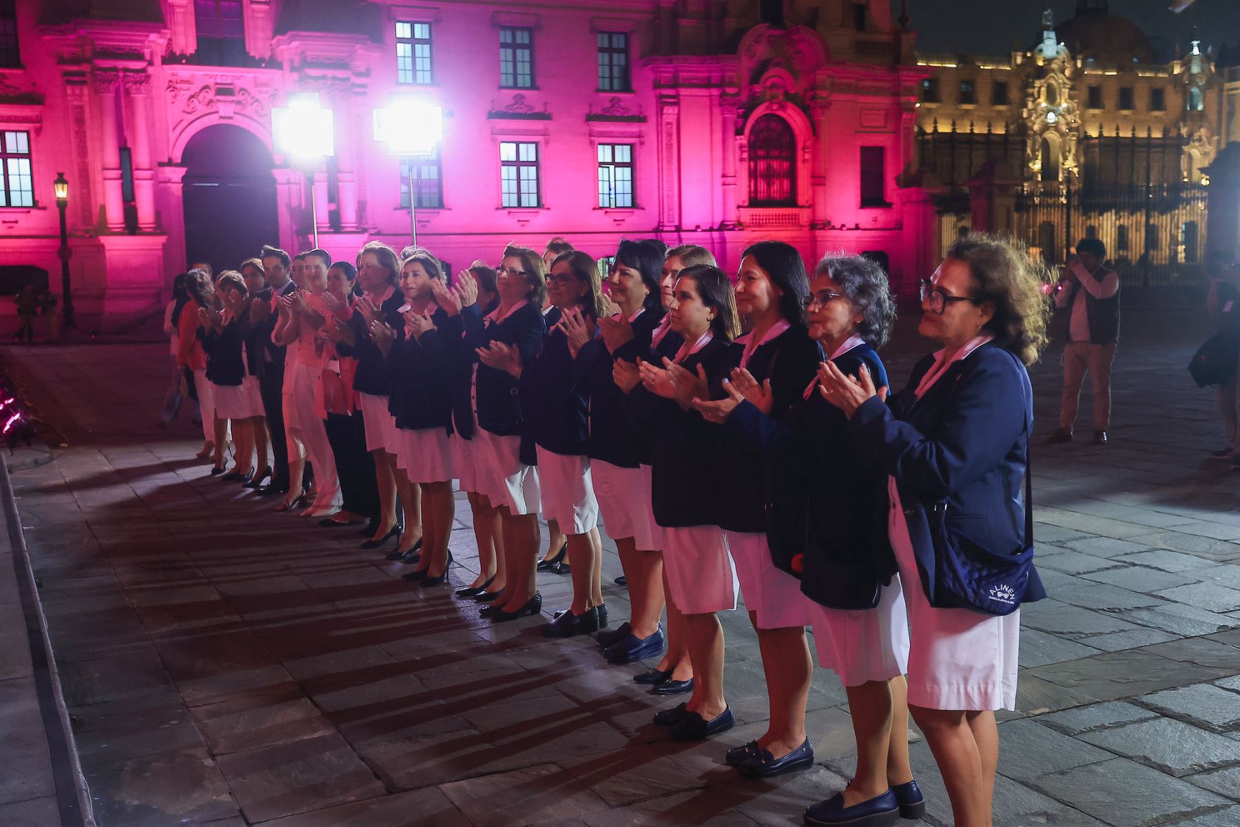 La presidenta de la república participó en la iluminación de color rosa de Palacio de Gobierno, acto simbólico por el mes de sensibilización sobre el cáncer de mama, y destacó la importancia de la prevención, los chequeos médicos periódicos y la detección temprana de esta enfermedad. Foto: ANDINA/Prensa Presidencia.