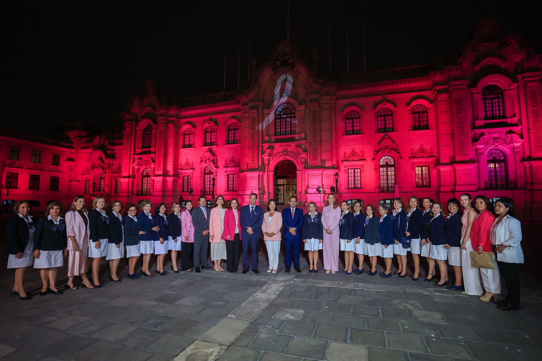 La presidenta de la república participó en la iluminación de color rosa de Palacio de Gobierno, acto simbólico por el mes de sensibilización sobre el cáncer de mama, y destacó la importancia de la prevención, los chequeos médicos periódicos y la detección temprana de esta enfermedad. Foto: ANDINA/Prensa Presidencia.
